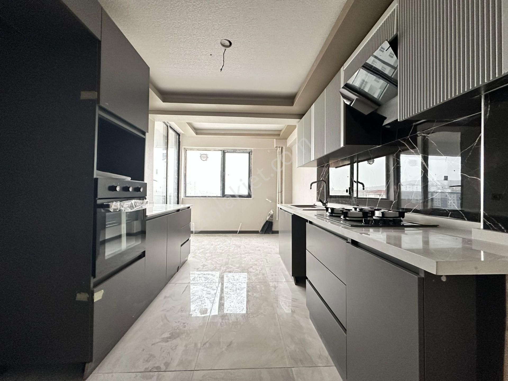 Pursaklar Mehmet Zengin Emlak'tan Kapalı Otoparklı 3 Banyolu 12.kat 4+1 Sitede Dubleks Daire