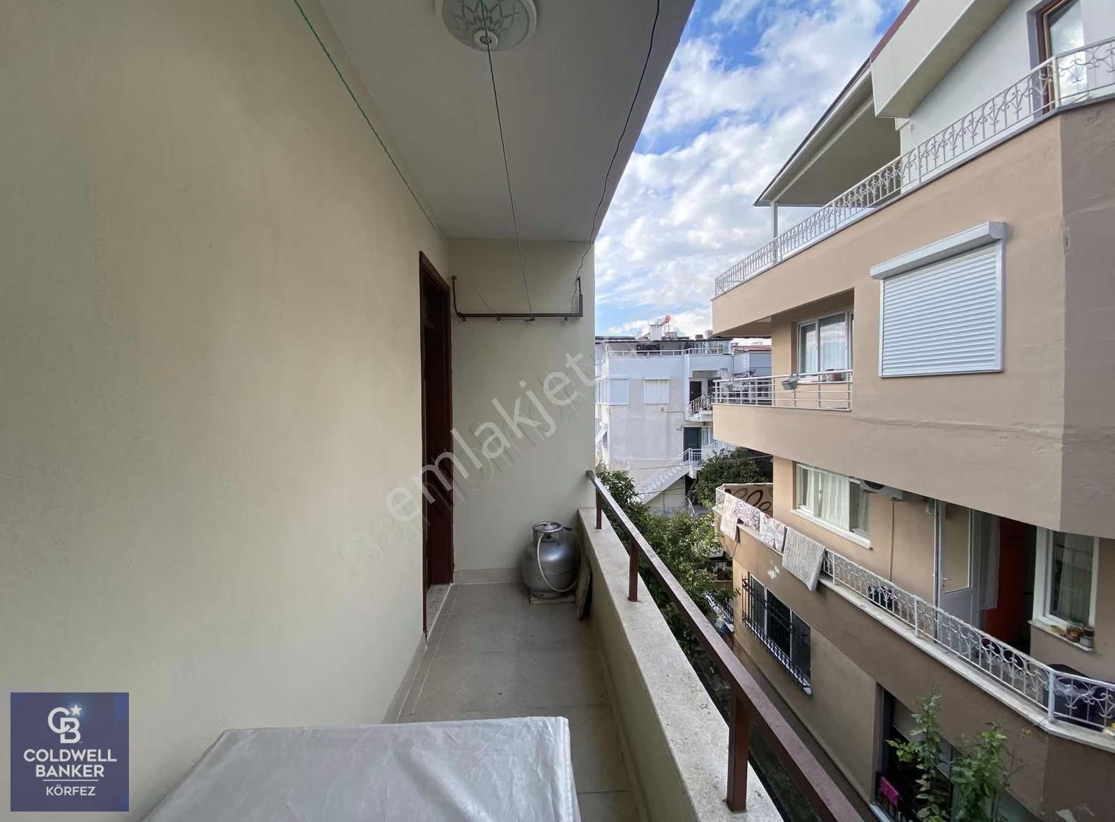 Altınoluk Meydan'da Denize 100 Metre Eşyalı Kiralık 2+1 Daire - Görsel 3