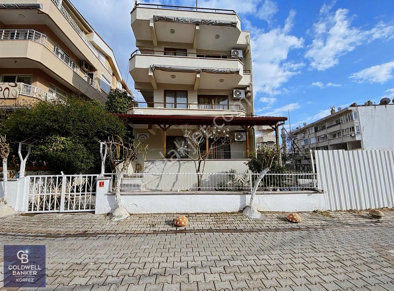 Altınoluk Meydan'da Denize 100 Metre Eşyalı Kiralık 2+1 Daire