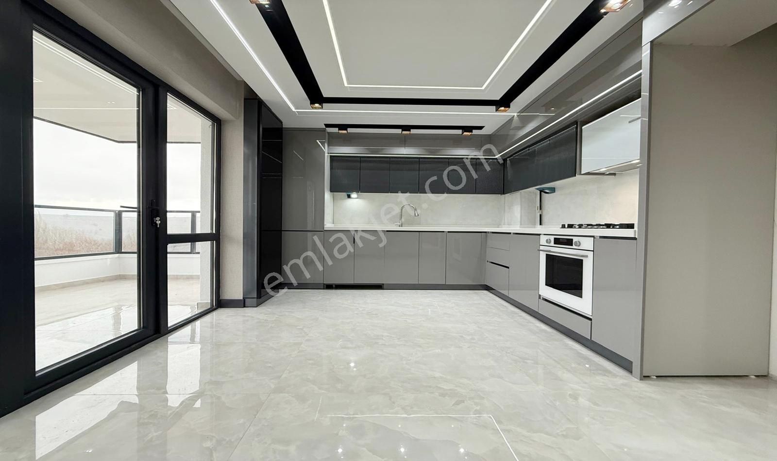 Mensa'dan Karakayada Yeşil Alan Manzaralı Teras Balkn Çift Banyo