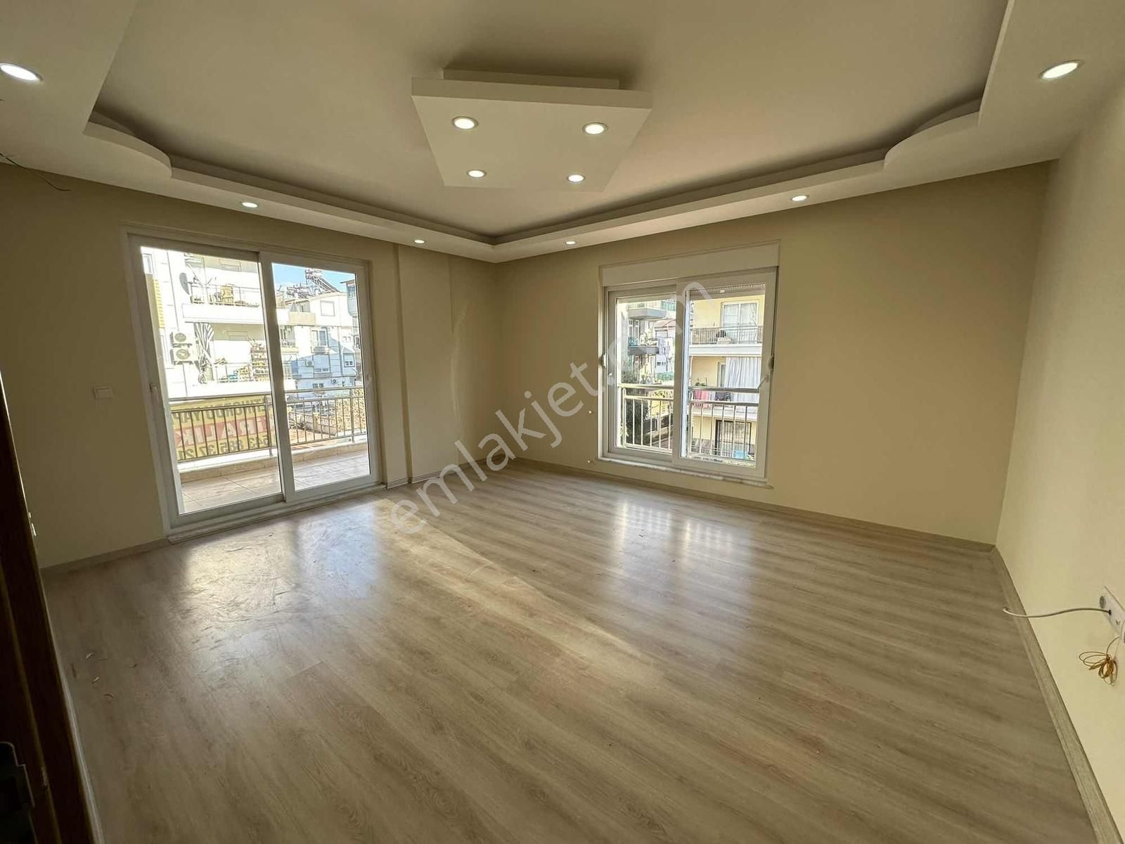 Kiralık Arakat Geniş 3+1 Daire 15 Nisan Tarihinde Müsait Olacak