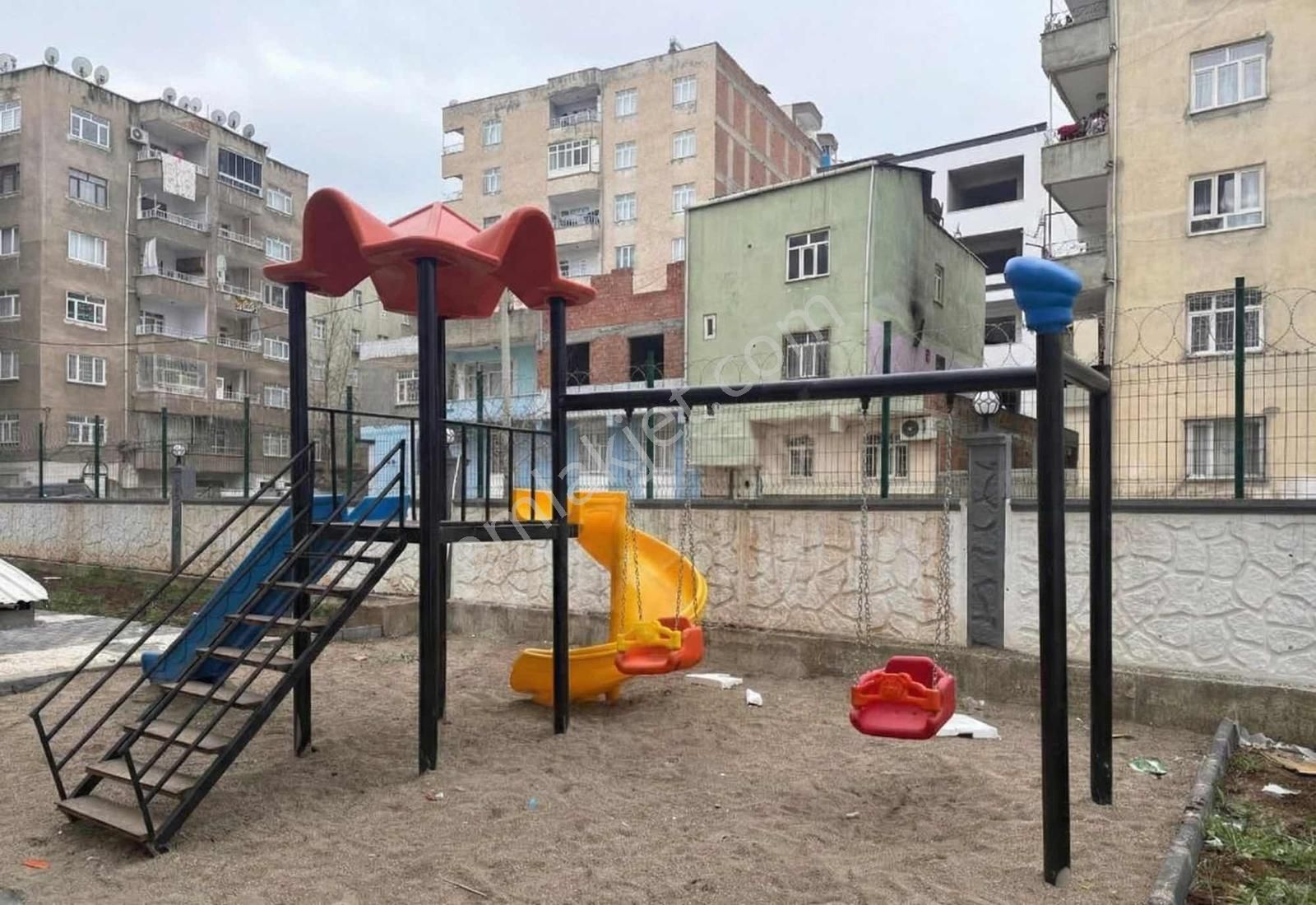 Peynir Pazarı Civarı Çiçek Sitesinde 2+1 85m2 1 Yaşında Daire!!! - Görsel 2