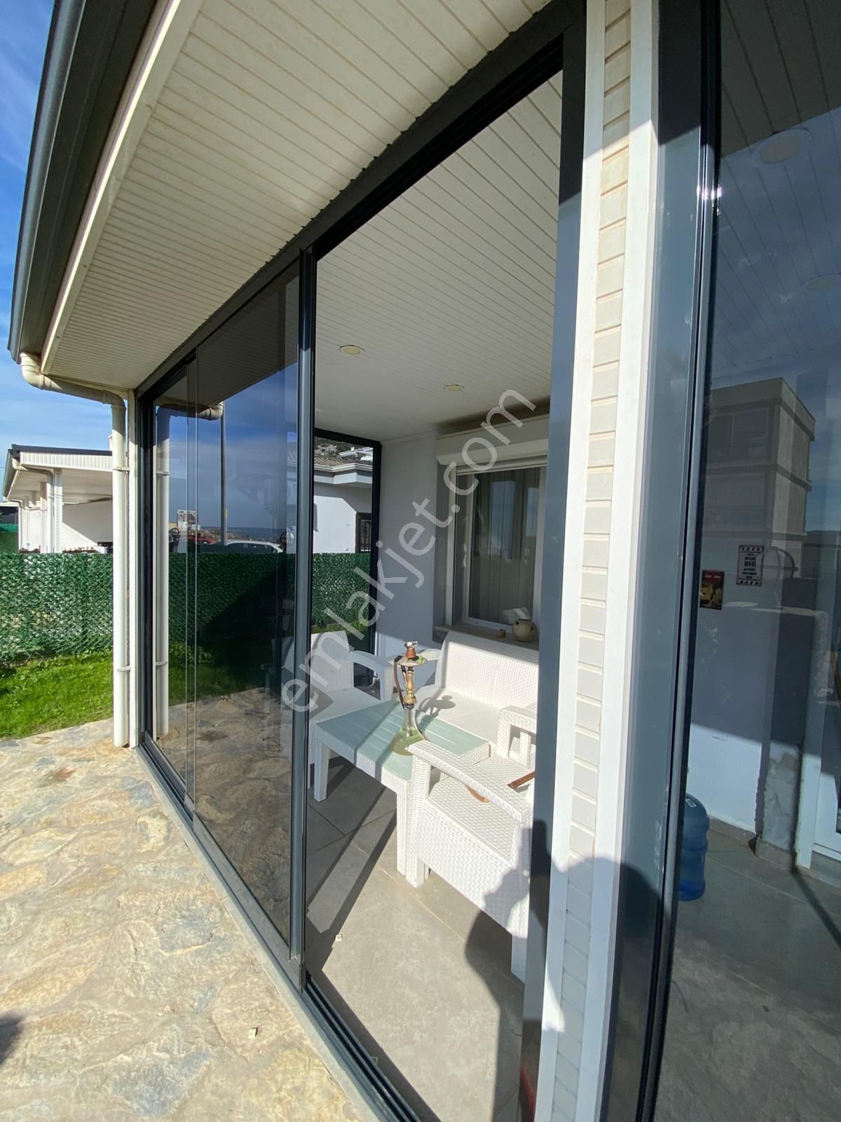 Aydın Akbük'te Satılık Deniz Manzaralı Havuzlu Site Tek Katlı Bahçeli Full Eşyalı 2+1 Müstakil Ev - Görsel 2