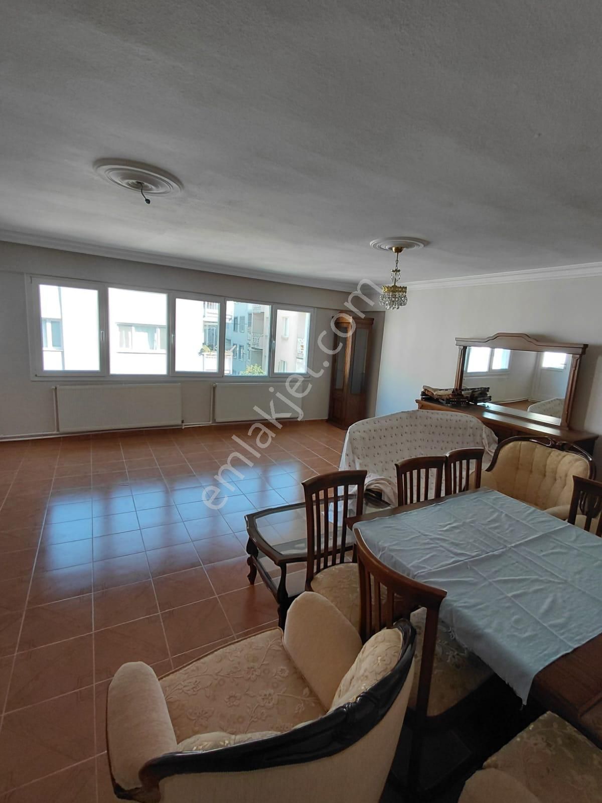 Uluönder Caddesi Yakını 3+1 Doğalgazlı 175 M2 Arakat