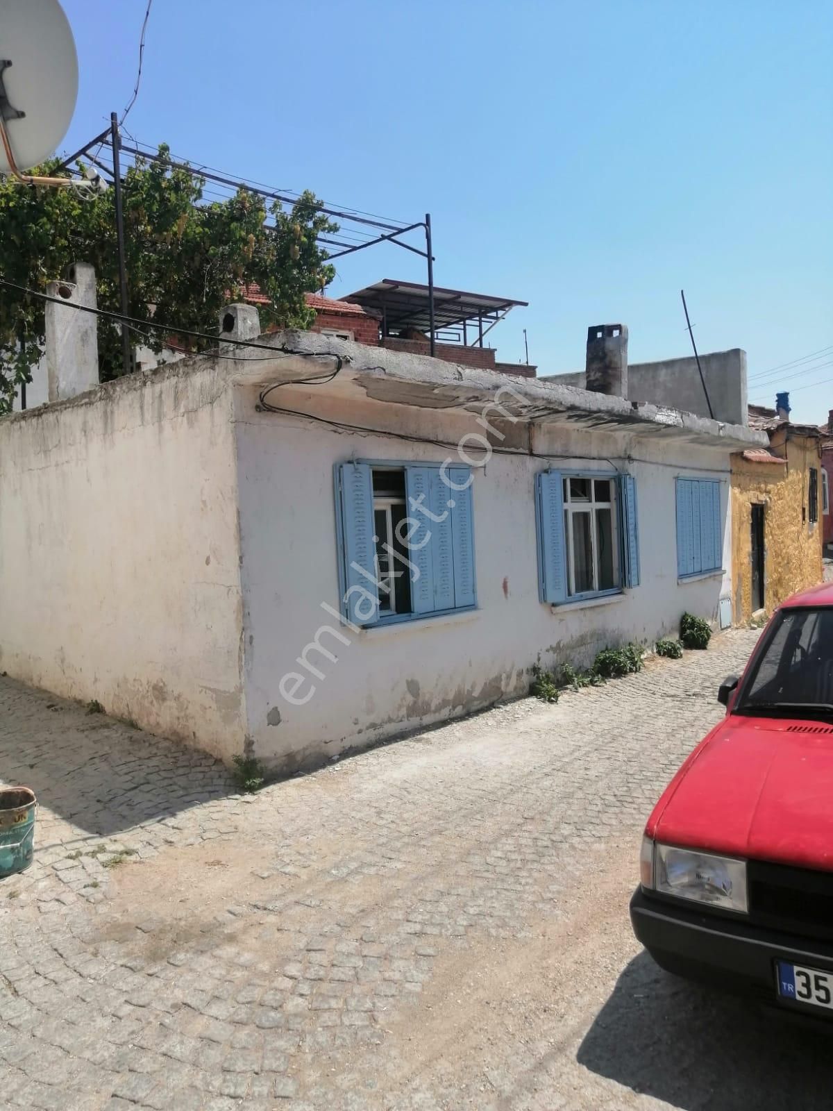 Bergama İnkilap Mahallesinde 300 M2 Arsa İçerisinde 2 Adet Satılık Müstakil Ev