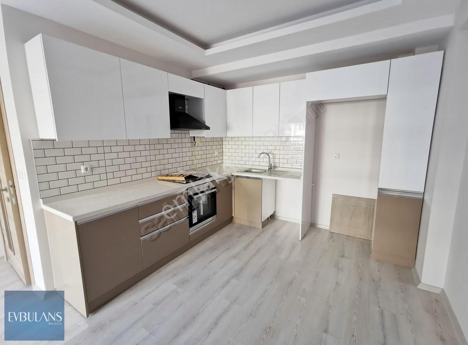 Girne Caddesine 50 Metre Ara Kat Önü Komple Açık Geniş 2+1 - Görsel 22