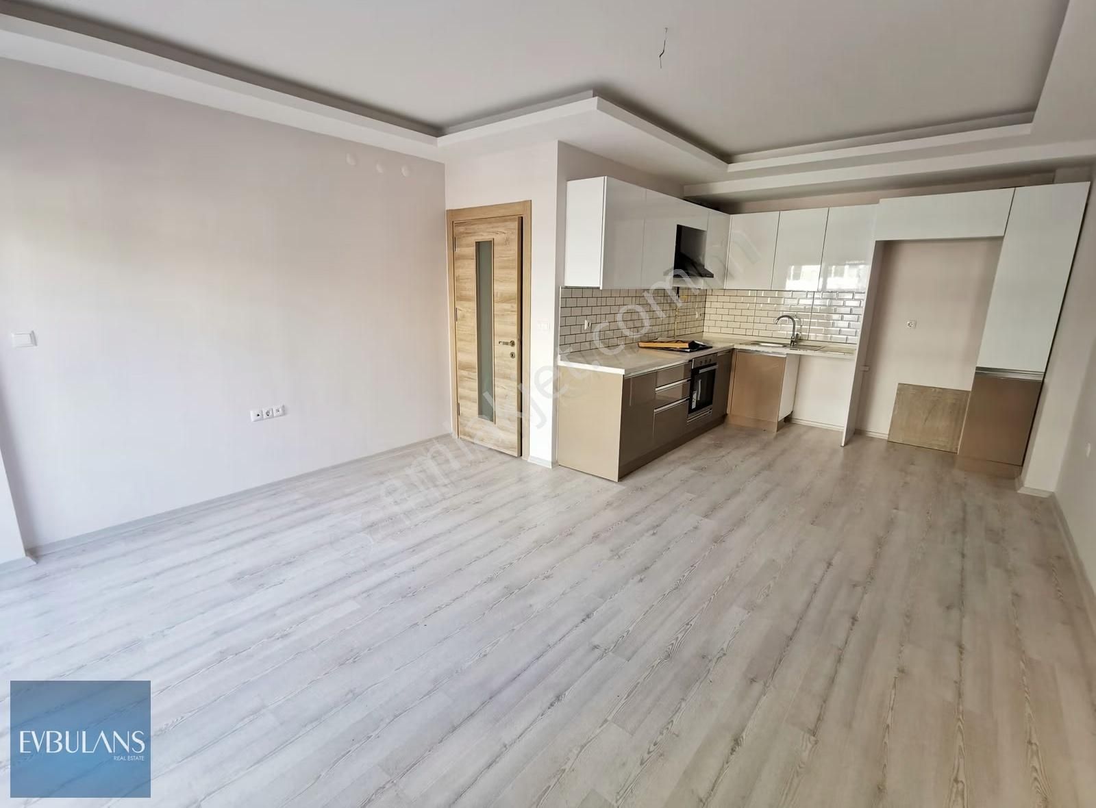 Girne Caddesine 50 Metre Ara Kat Önü Komple Açık Geniş 2+1 - Görsel 31