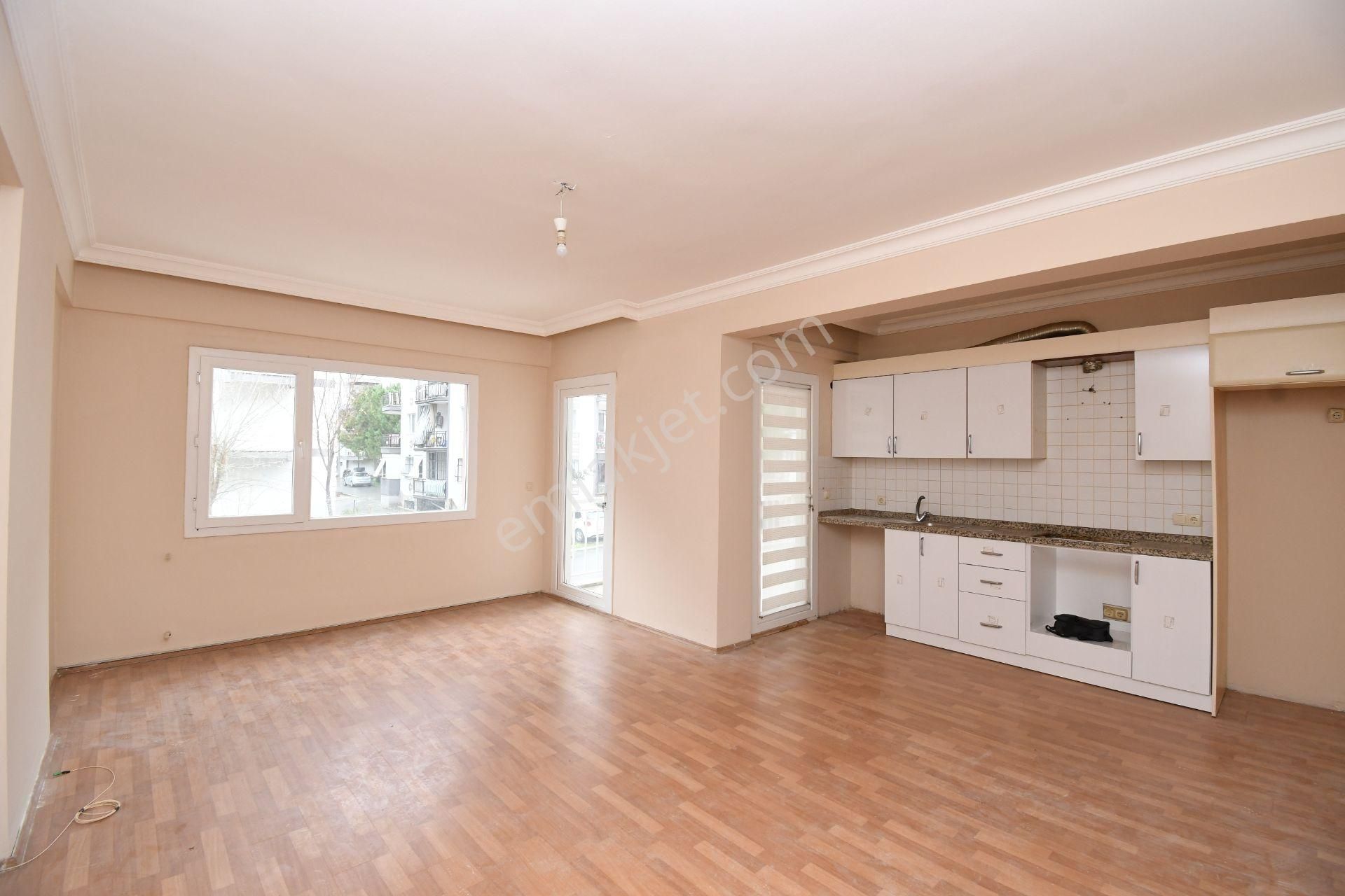 Kuşadası'da Fırsat! 2+1 Geniş Temiz Daire Doğalgaz Kapıda Asansörlü Geniş Balkon