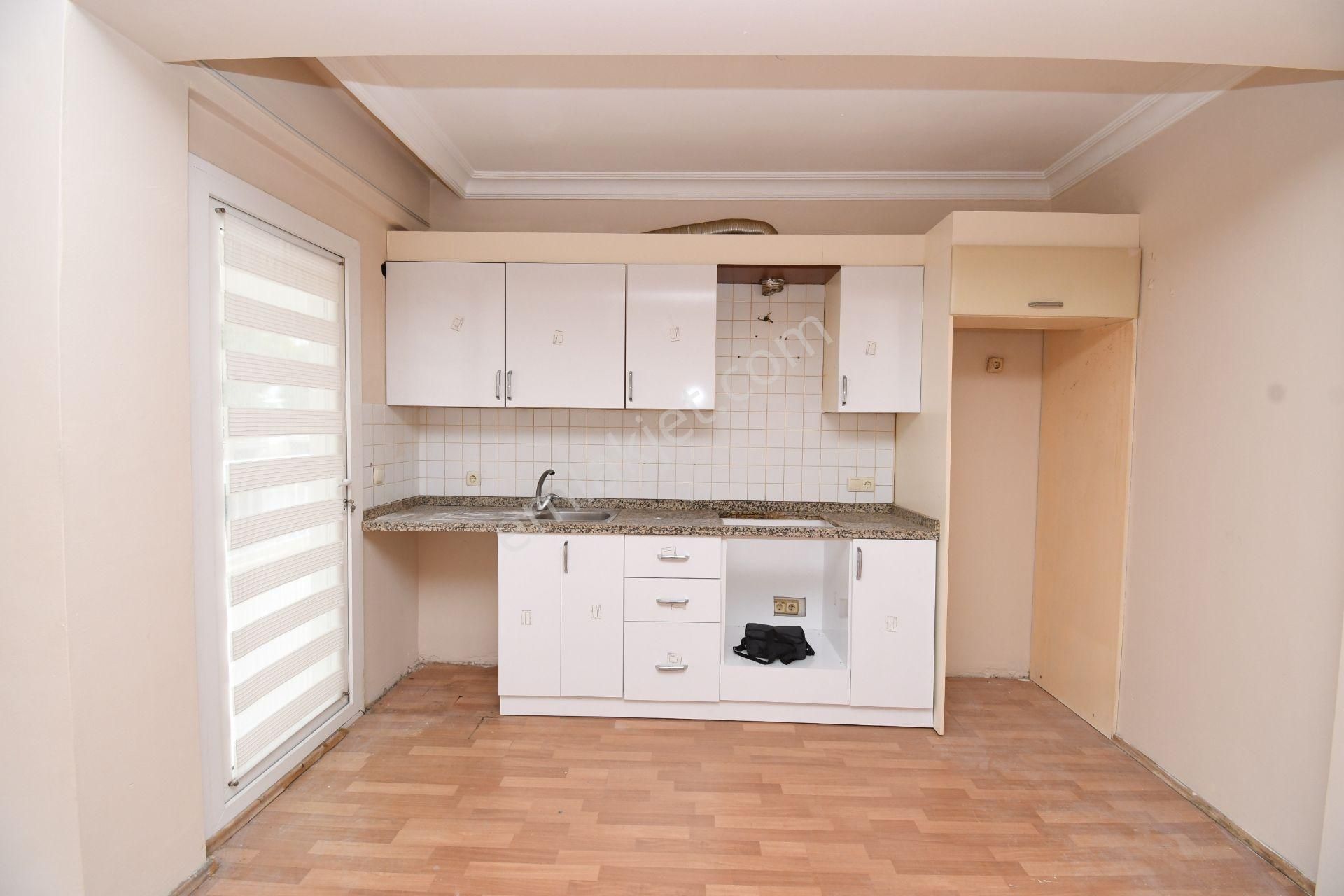 Kuşadası'da Fırsat! 2+1 Geniş Temiz Daire Doğalgaz Kapıda Asansörlü Geniş Balkon - Görsel 3