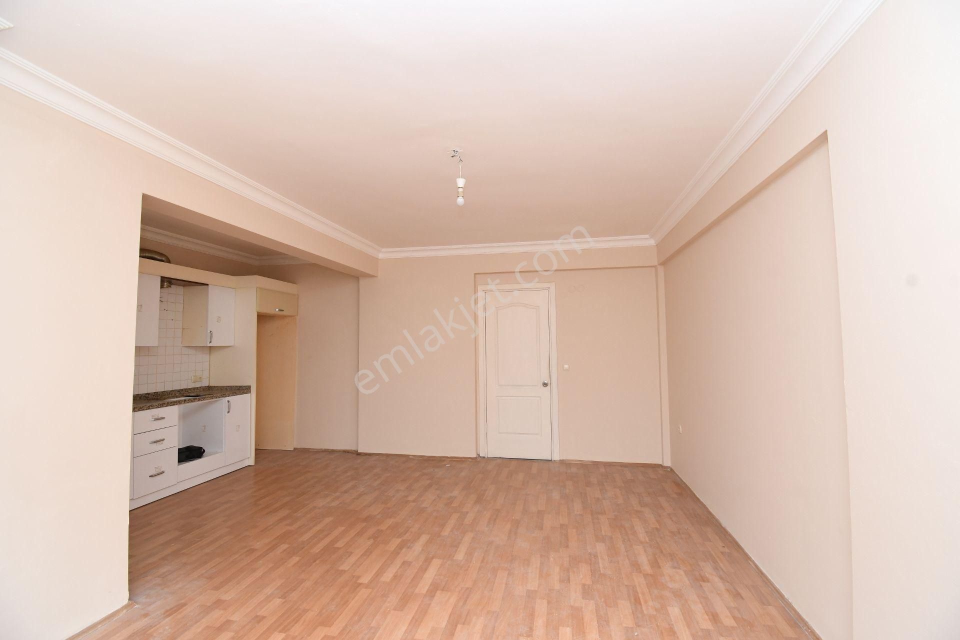 Kuşadası'da Fırsat! 2+1 Geniş Temiz Daire Doğalgaz Kapıda Asansörlü Geniş Balkon - Görsel 5