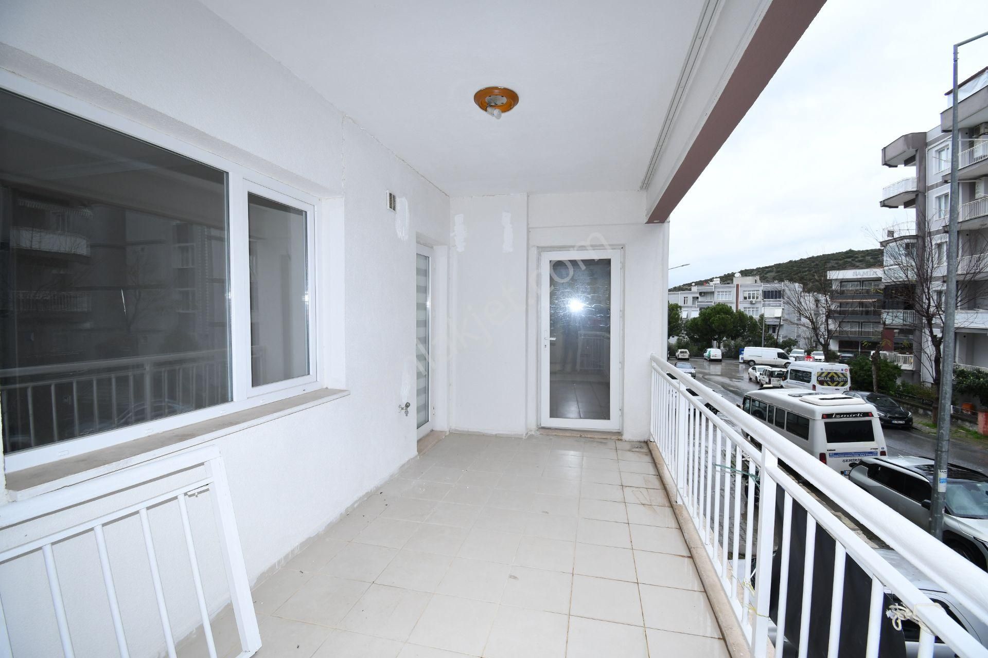 Kuşadası'da Fırsat! 2+1 Geniş Temiz Daire Doğalgaz Kapıda Asansörlü Geniş Balkon - Görsel 7