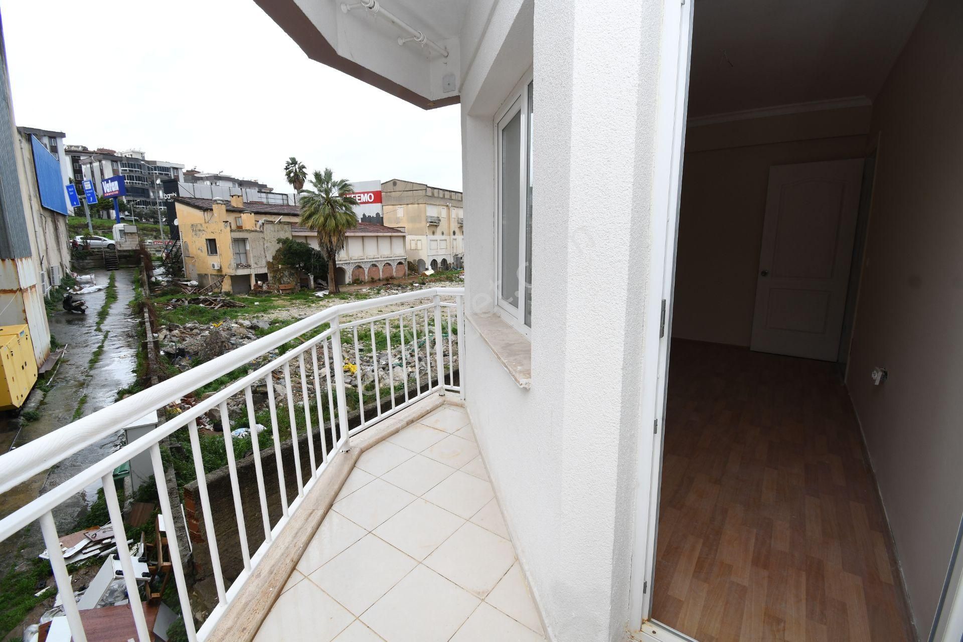 Kuşadası'da Fırsat! 2+1 Geniş Temiz Daire Doğalgaz Kapıda Asansörlü Geniş Balkon - Görsel 10