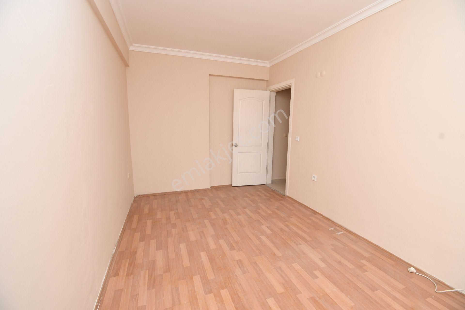 Kuşadası'da Fırsat! 2+1 Geniş Temiz Daire Doğalgaz Kapıda Asansörlü Geniş Balkon - Görsel 18