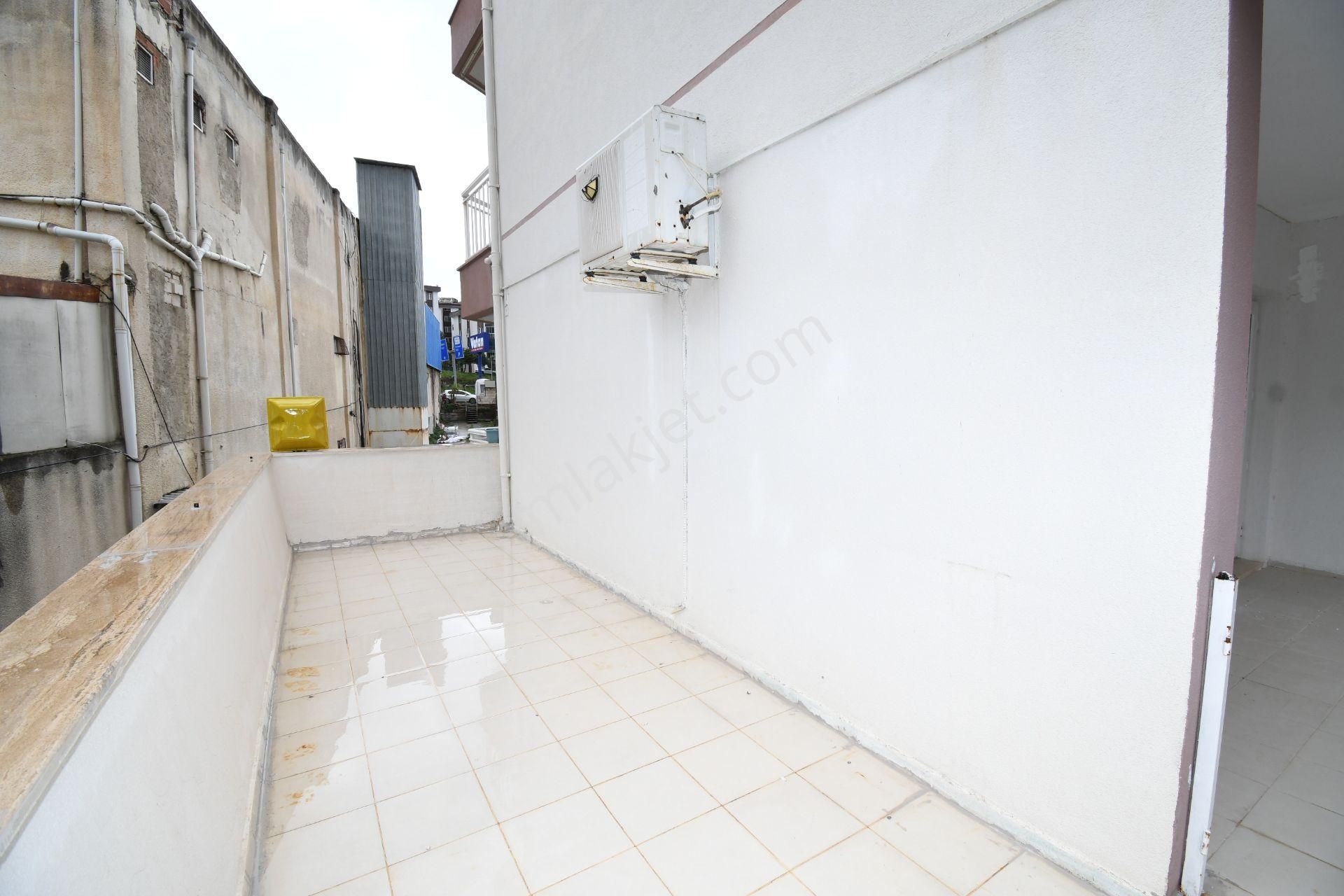 Kuşadası'da Fırsat! 2+1 Geniş Temiz Daire Doğalgaz Kapıda Asansörlü Geniş Balkon - Görsel 8