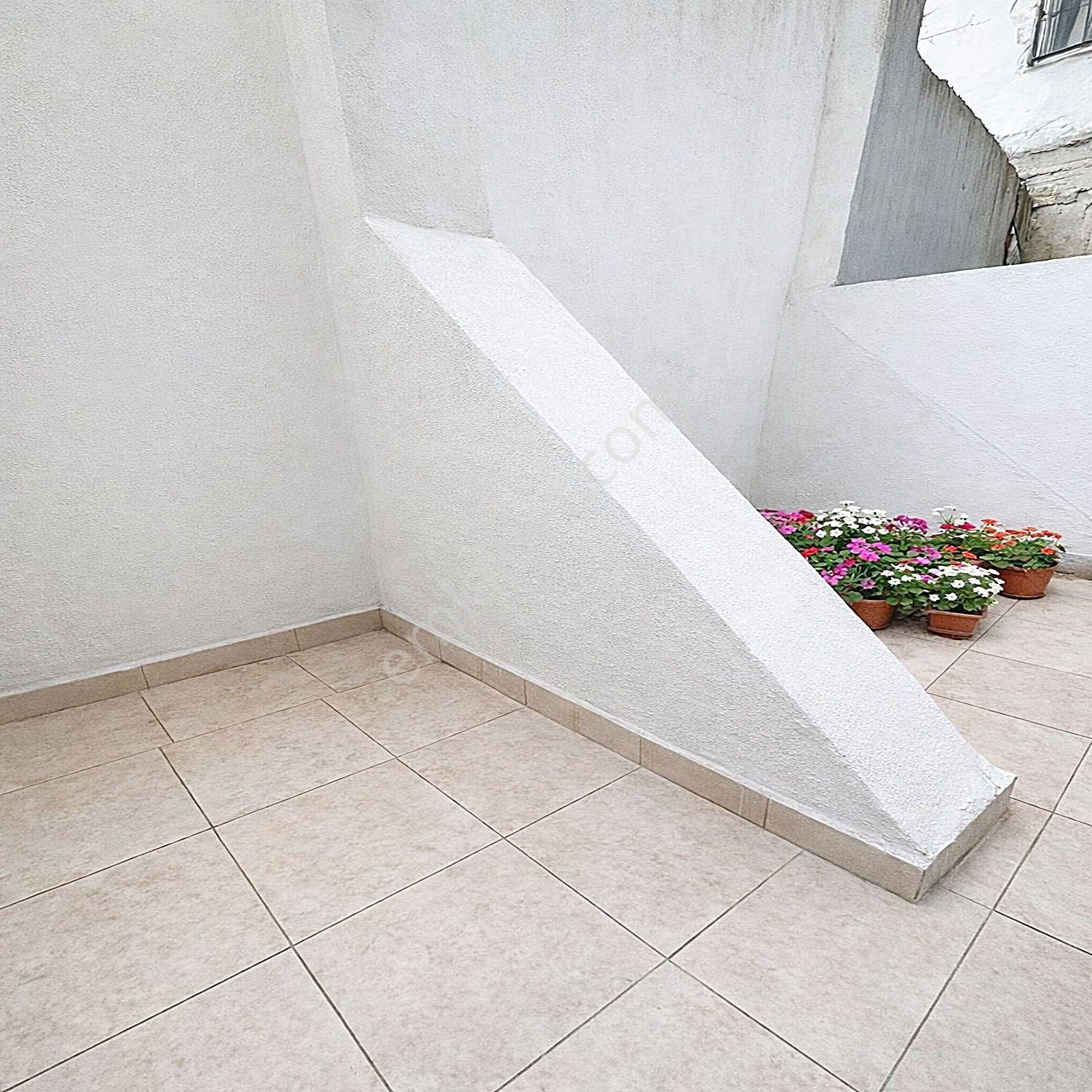 Metrobüsün Dibinde Bahçeli 1+1 Kiralık Daire - Görsel 2