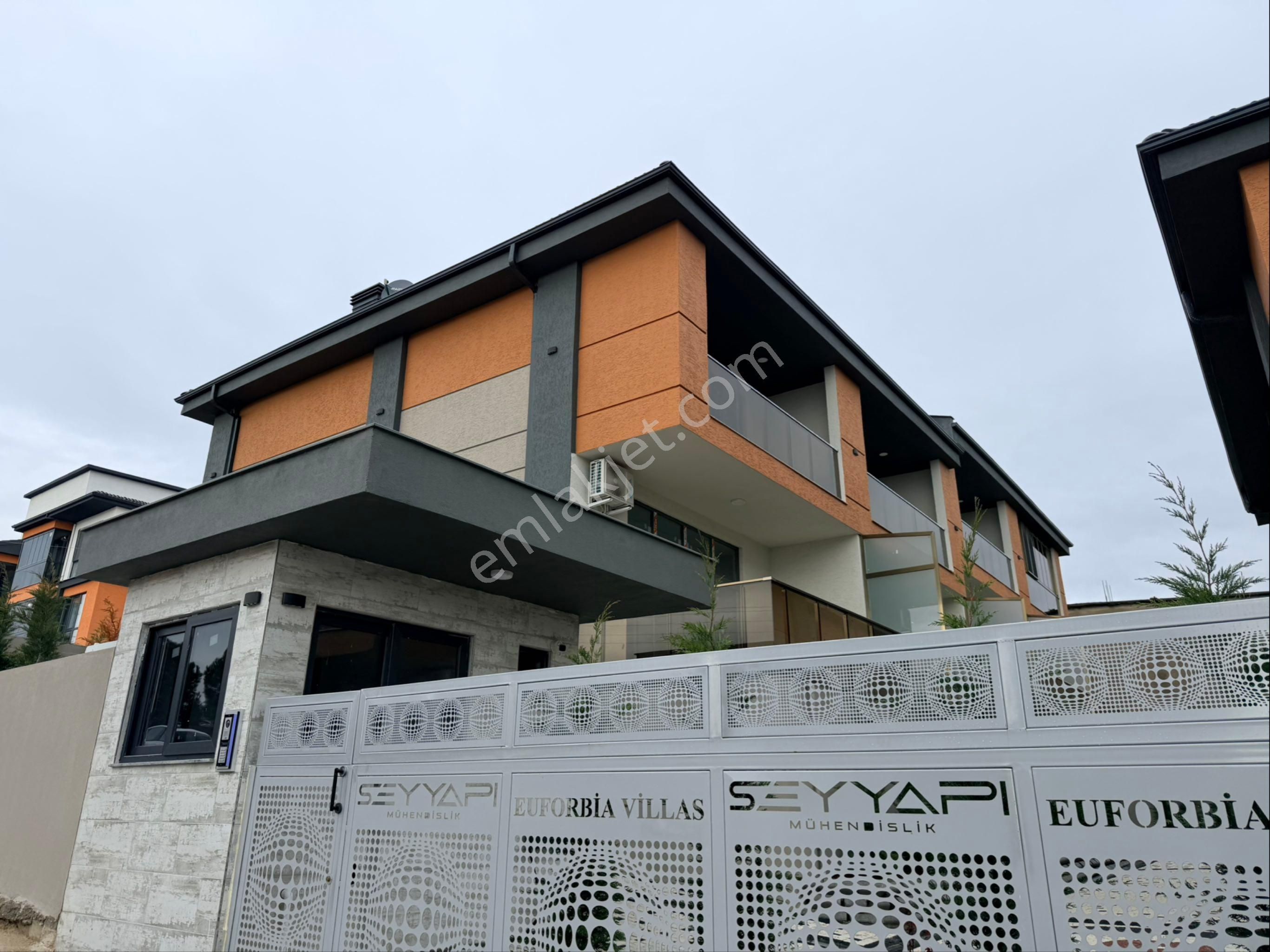 Önelerde 3+1 - Site İçerisinde Güvenlikli Satılık Sıralı Villa