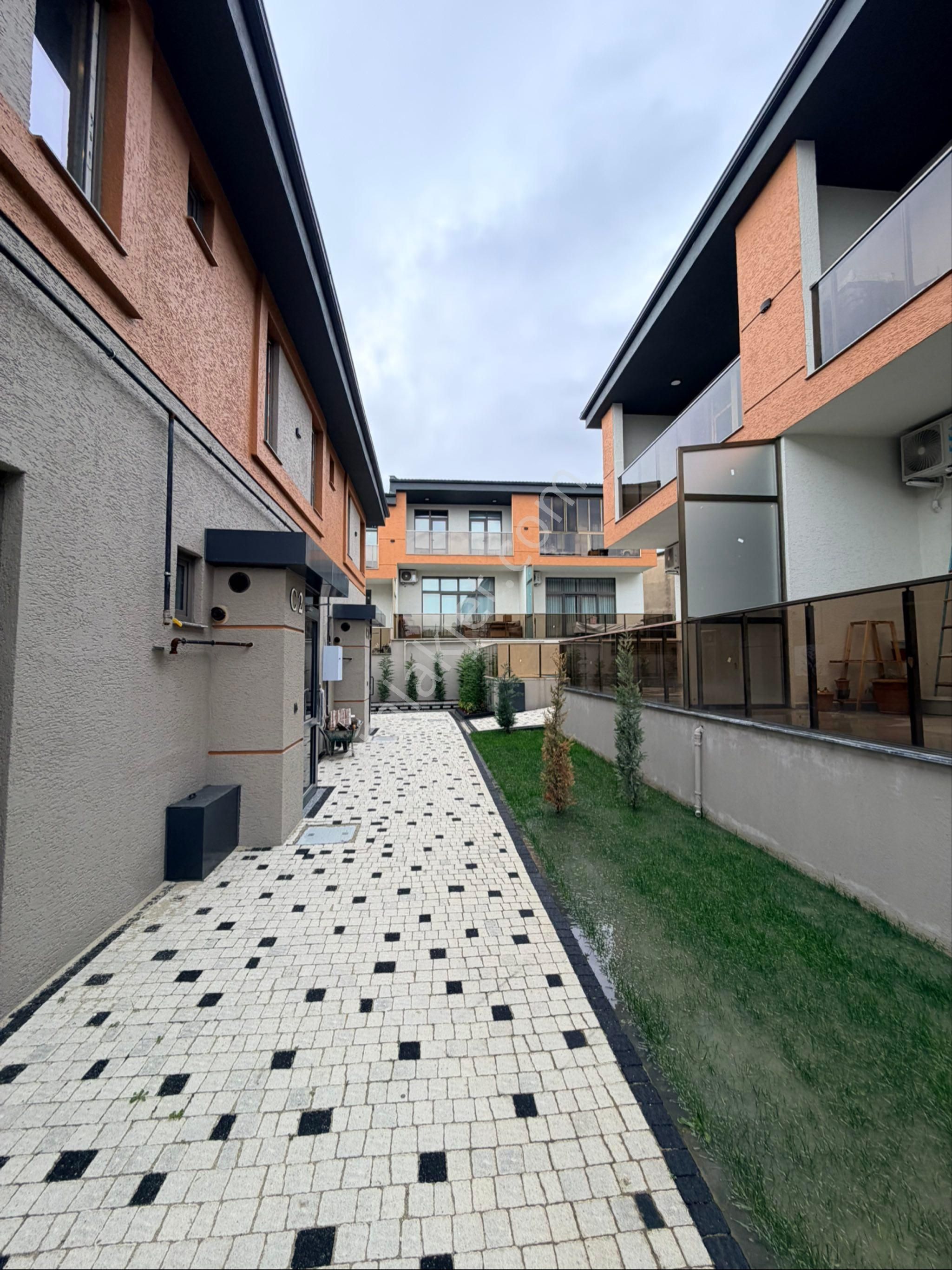 Önelerde 3+1 - Site İçerisinde Güvenlikli Satılık Sıralı Villa - Görsel 2
