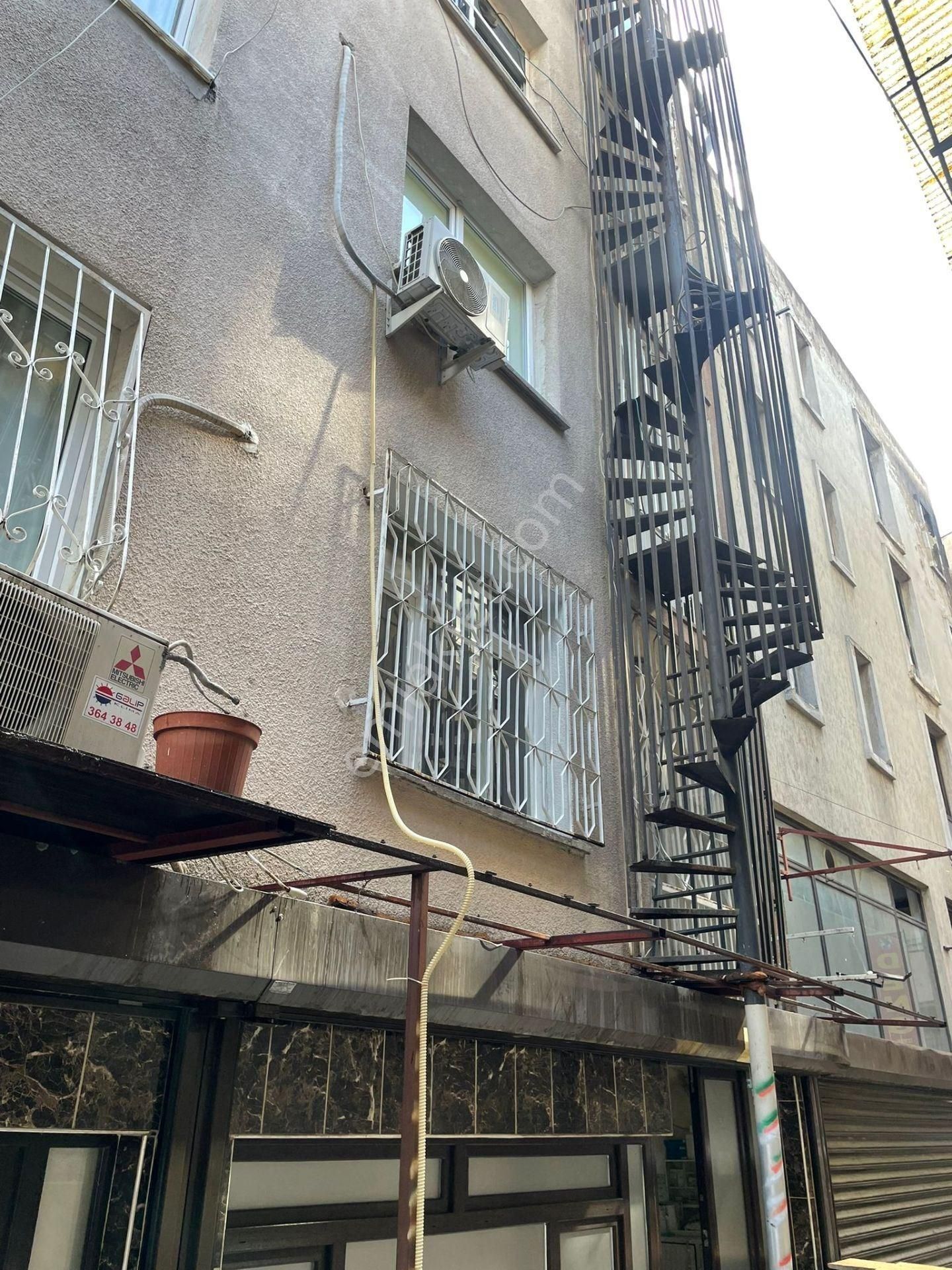 Hem Yatırımlık Hem Oturumluk: Konak Merkezde Yüksek Giriş Geniş 2.5+1 - Görsel 19