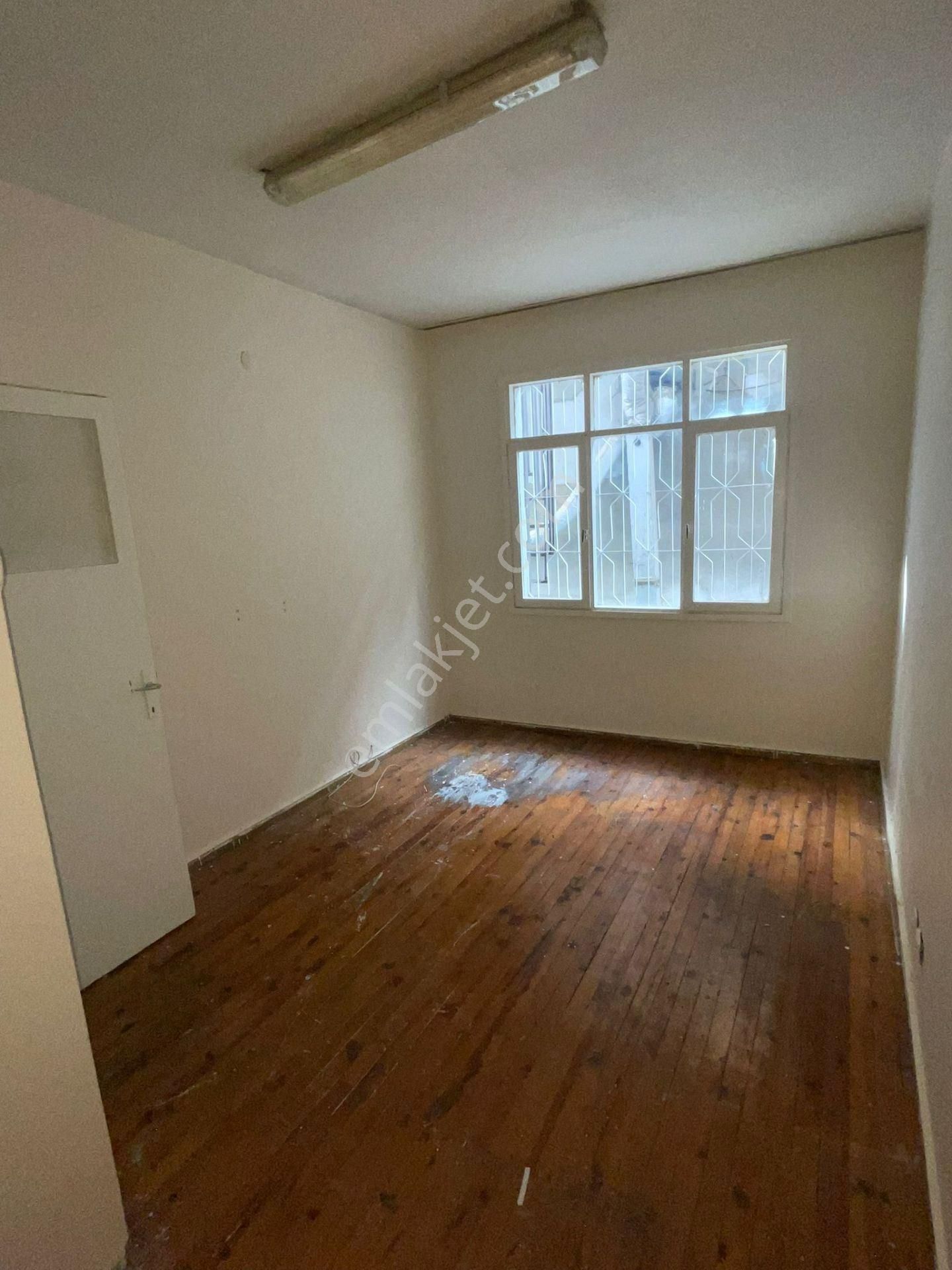 Hem Yatırımlık Hem Oturumluk: Konak Merkezde Yüksek Giriş Geniş 2.5+1