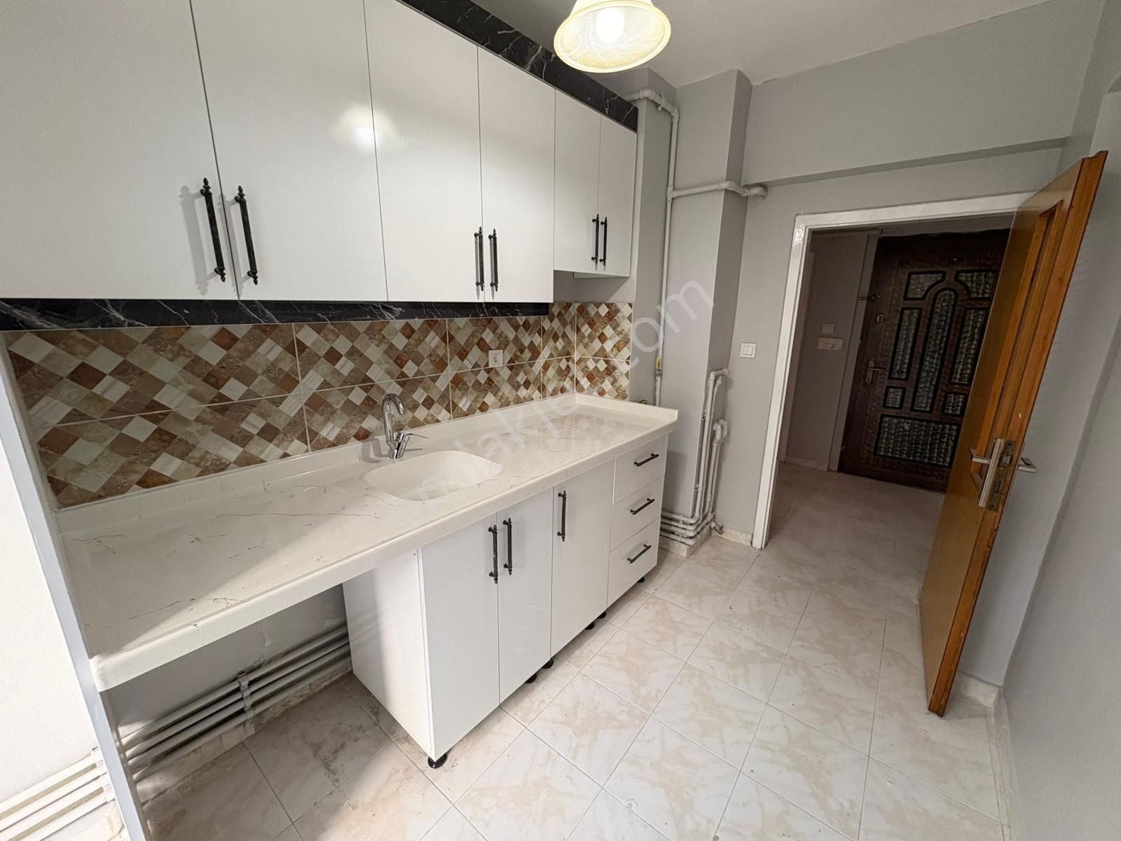 Koza Emlak'tan Atataürk Mahalesinde Ara Katta Yapılı 3+1 Satılık Daireee