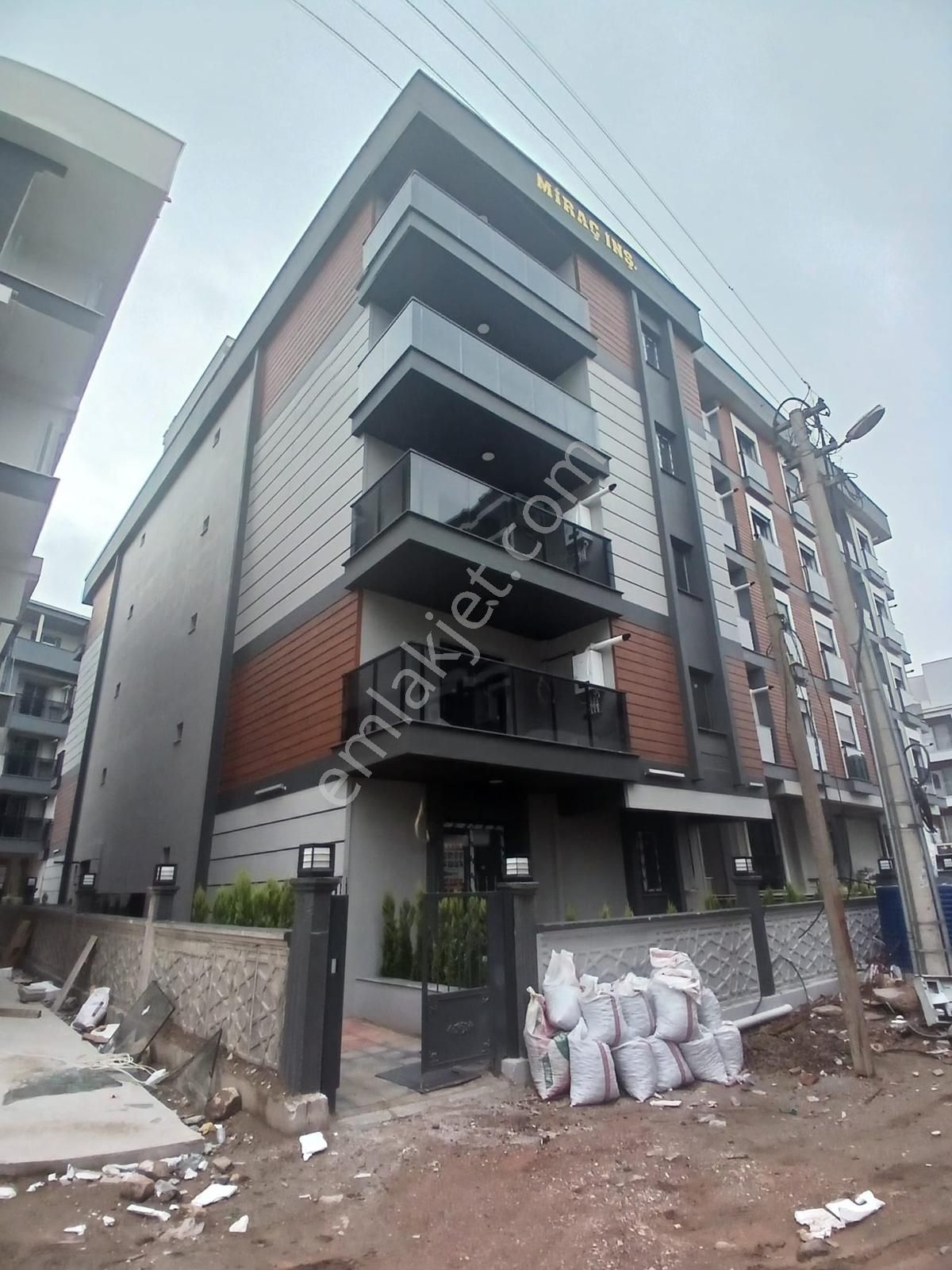 Üniversite Yürüme Mesafesinde %80 Kredi İmkanı 1+1 Daireler