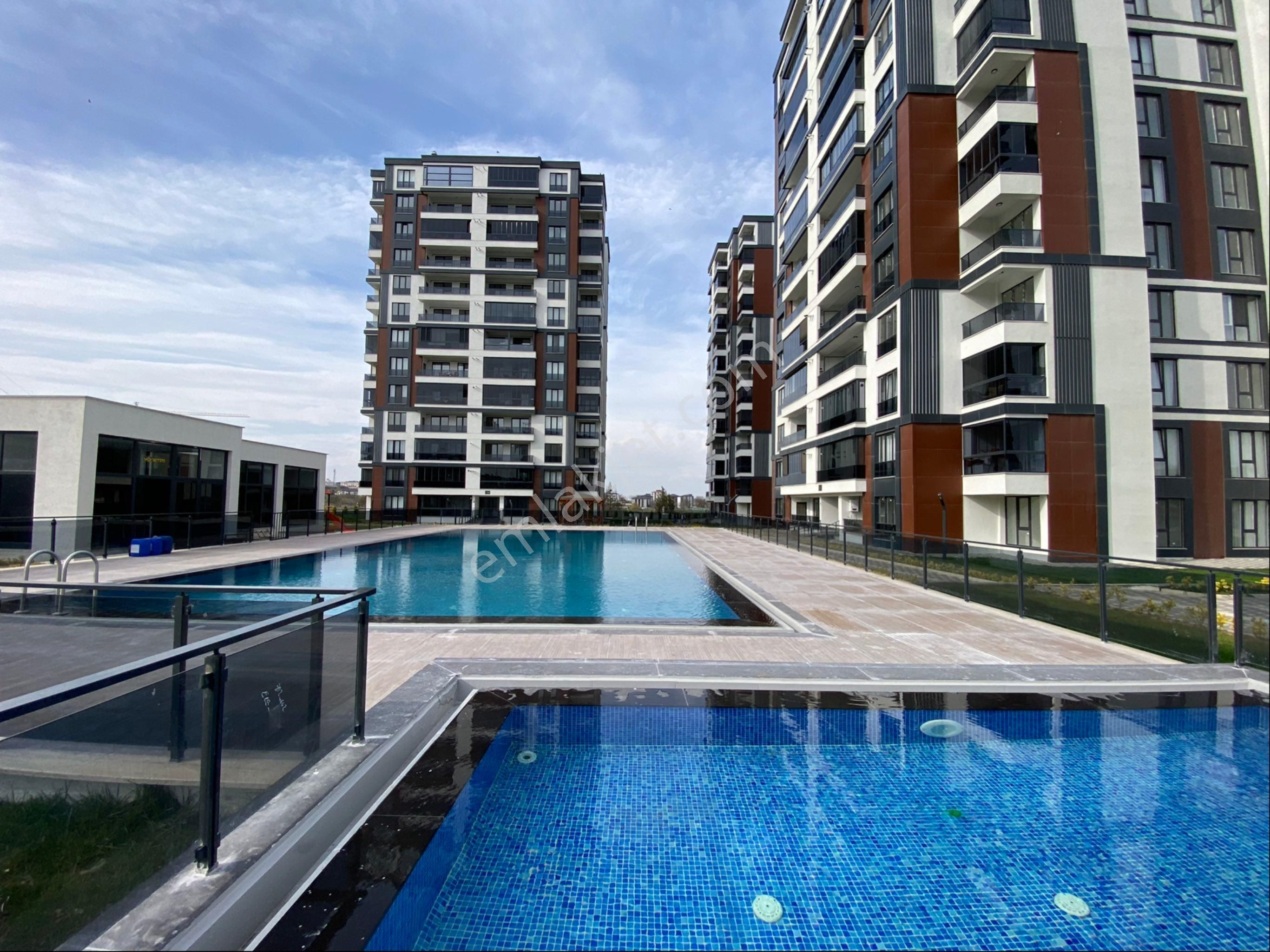Hürriyette İzsiz Towers Sitesinde 2+1 Sıfır Satılık Daire