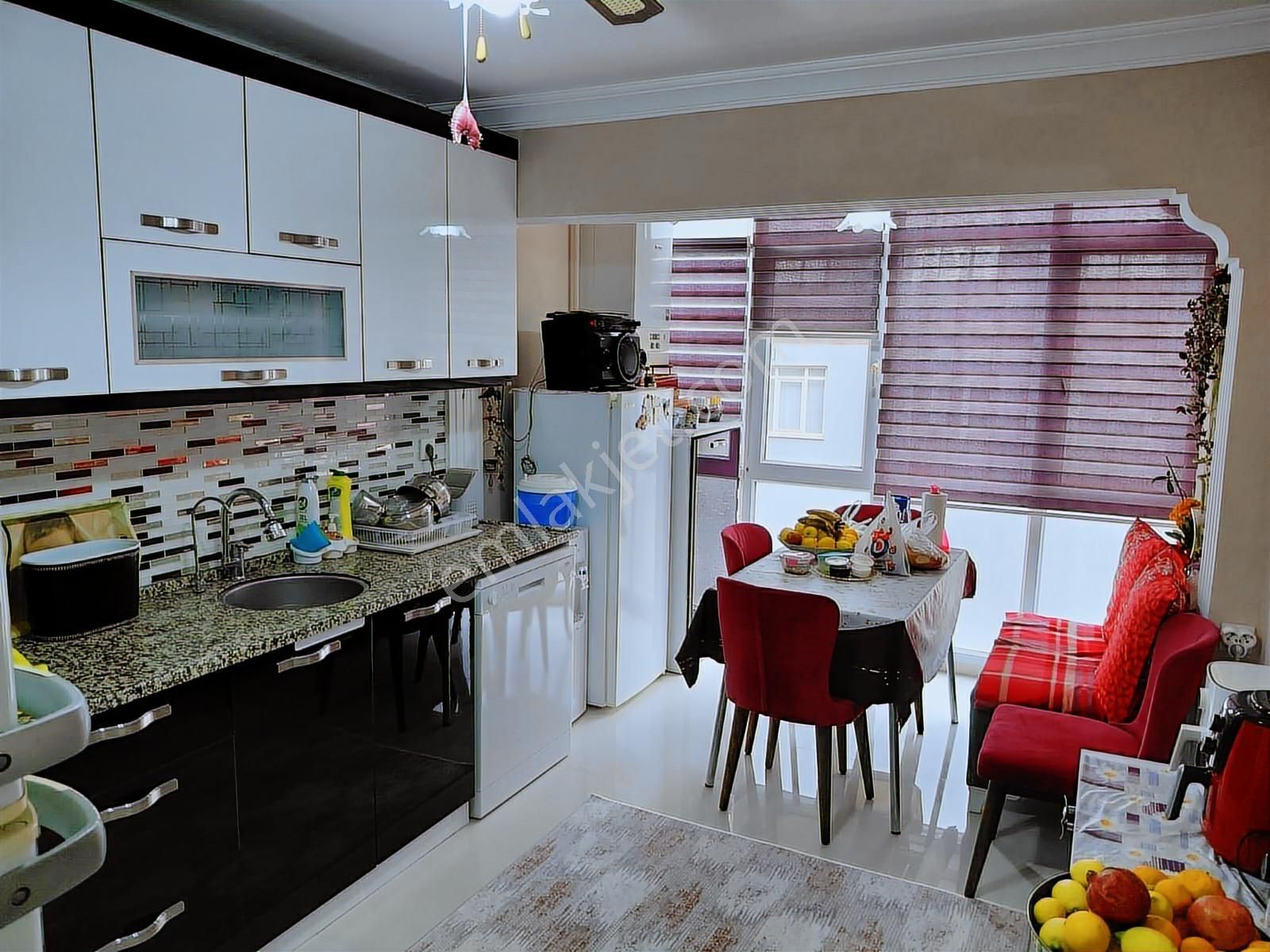 Zaimağa Caddesinde 3+1 Doğalgazlı Arakat Bakımlı