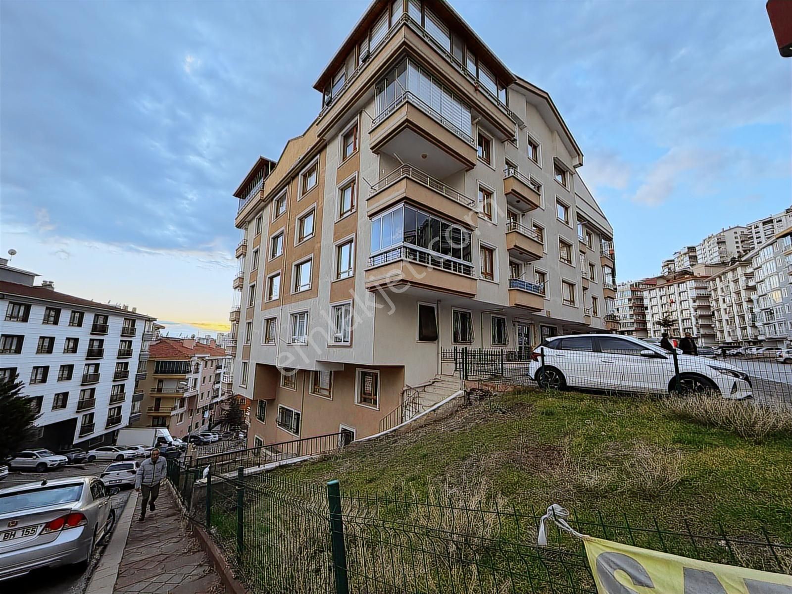 Kılıçsoy'dan Bağcı Cad. Köfteciyusuf Yanı 2+1 Altında 2 Kat Var