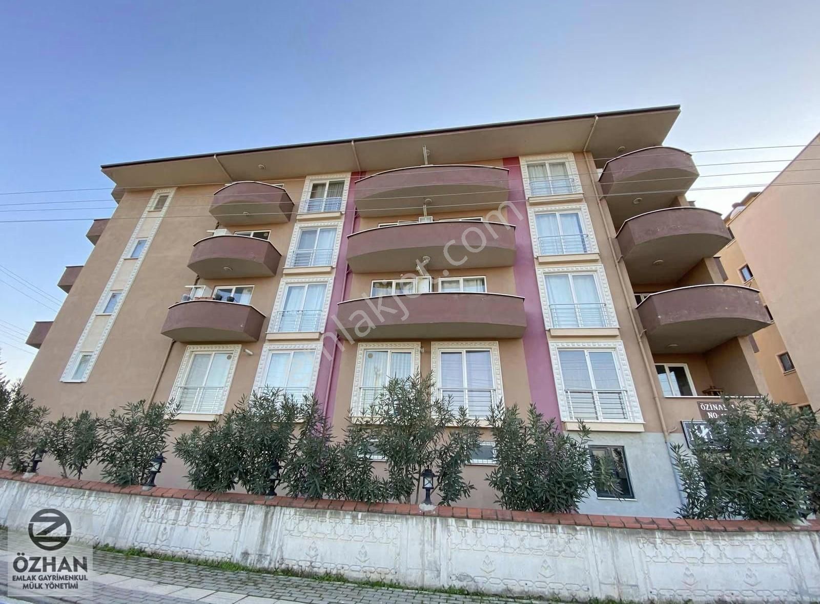 Özhan Emlaktan Üçoluk Cd'de Yeni Boyalı Çift Balkonlu 1+1 Daire