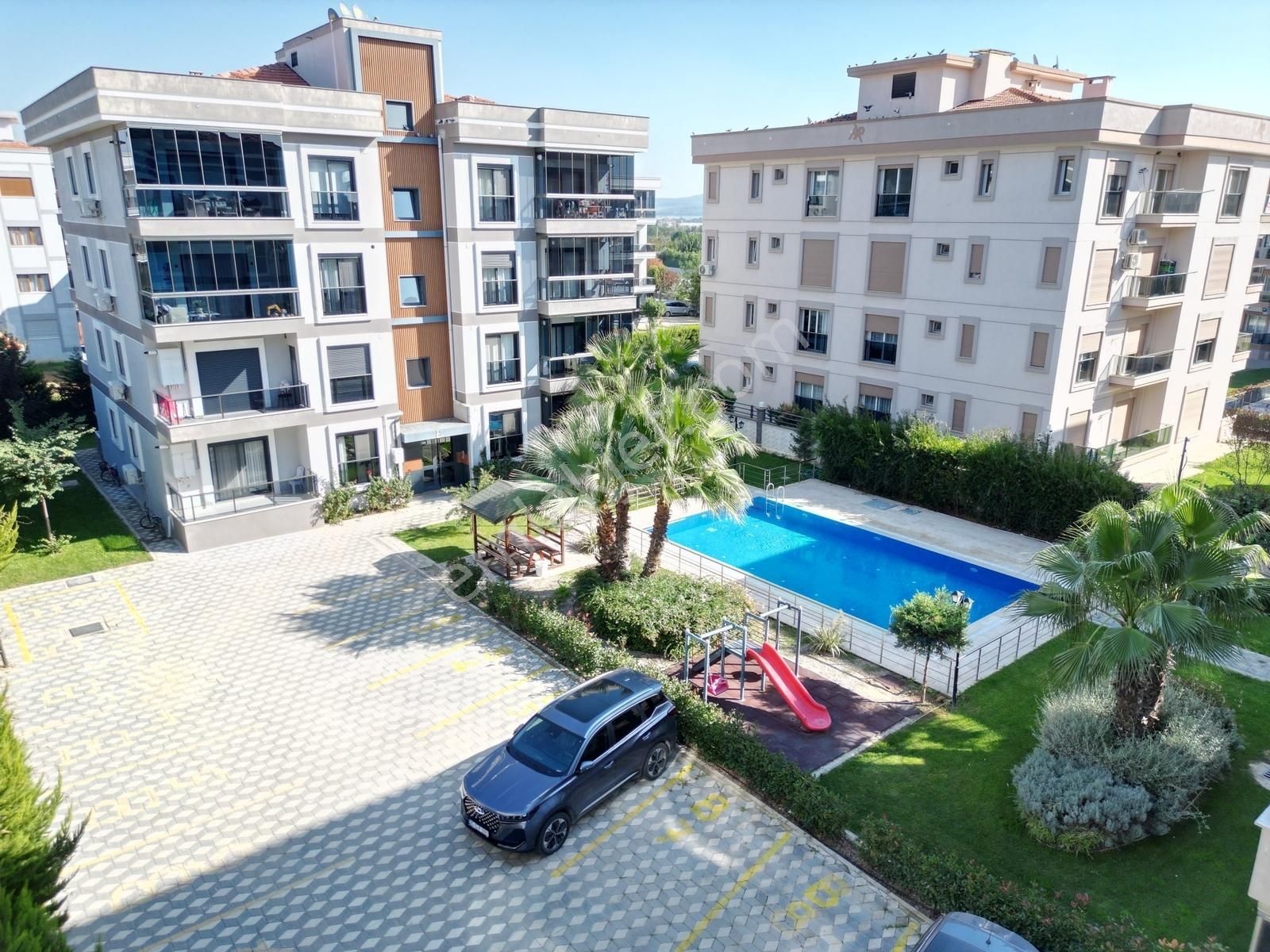 Qzen'den Havuzlu Site İçerisinde 3 Cepheli 145 M² 3+1