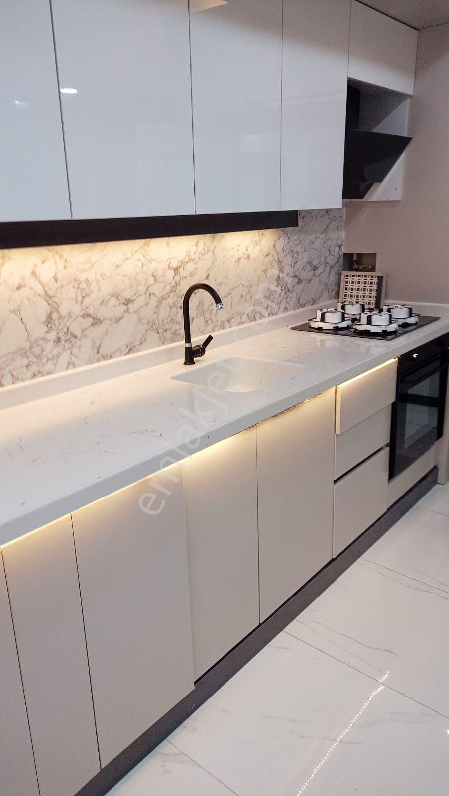 Lüks Yapılı*cadde Üzeri*bağımsız Salon*3+1*iskanlı*kredi Limiti Yok*merkezi Konum*110 M²*3 Cephe