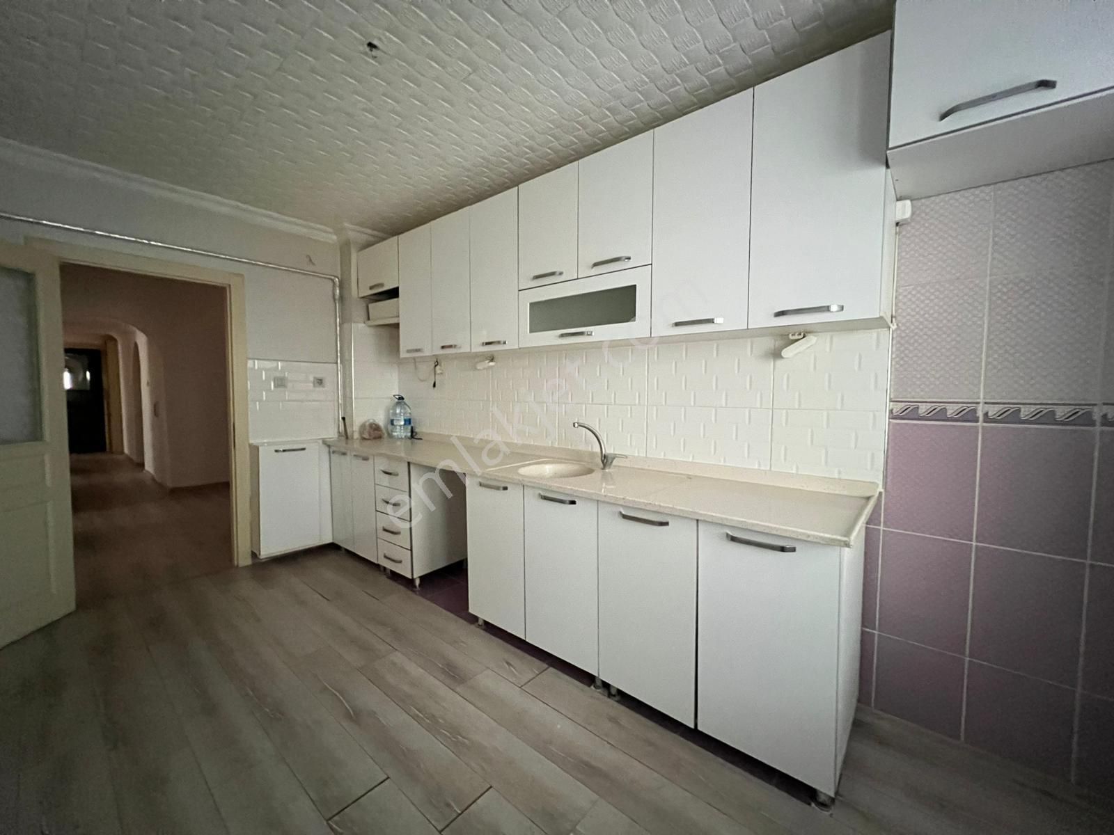 Engin Emlak'tan İlkokul Yakını Masrafsız Kilerli Ara Kat 3+1