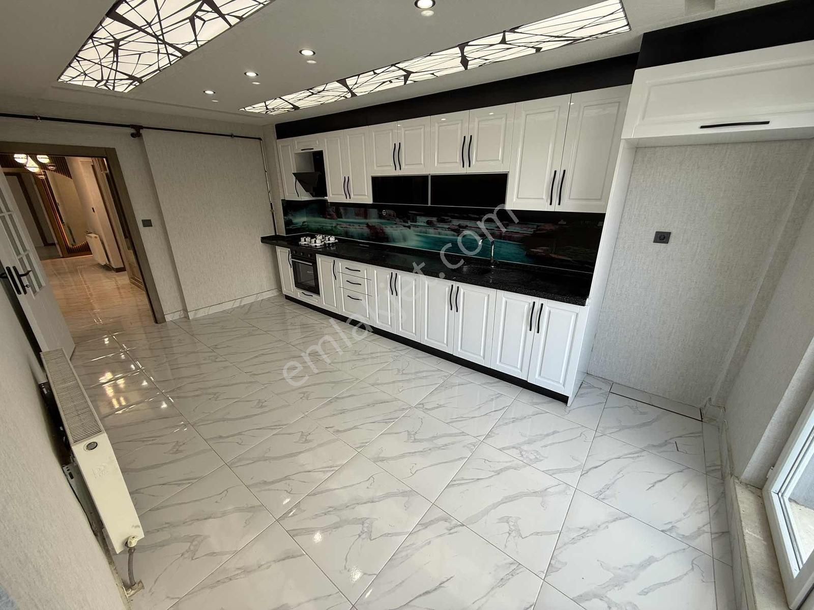 Mensa'dan Hisar Mahallesi Satılık Ara Kat E.banyolu Geniş M2 3+1 - Görsel 24