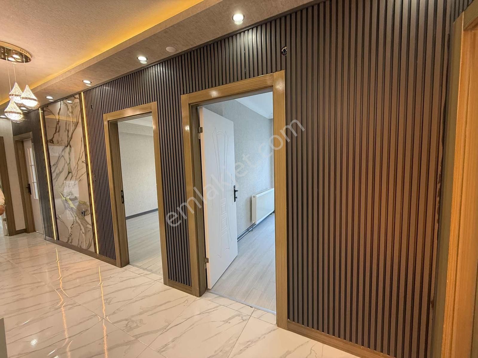 Mensa'dan Hisar Mahallesi Satılık Ara Kat E.banyolu Geniş M2 3+1