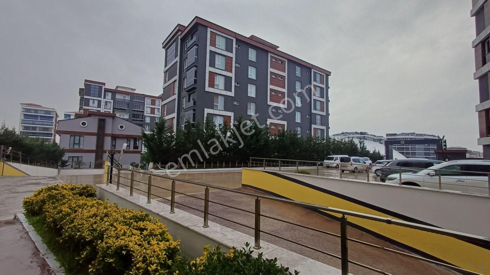 Tepe De Sun Valley Sitesinde 3+1 Arakat Kiralık Daire