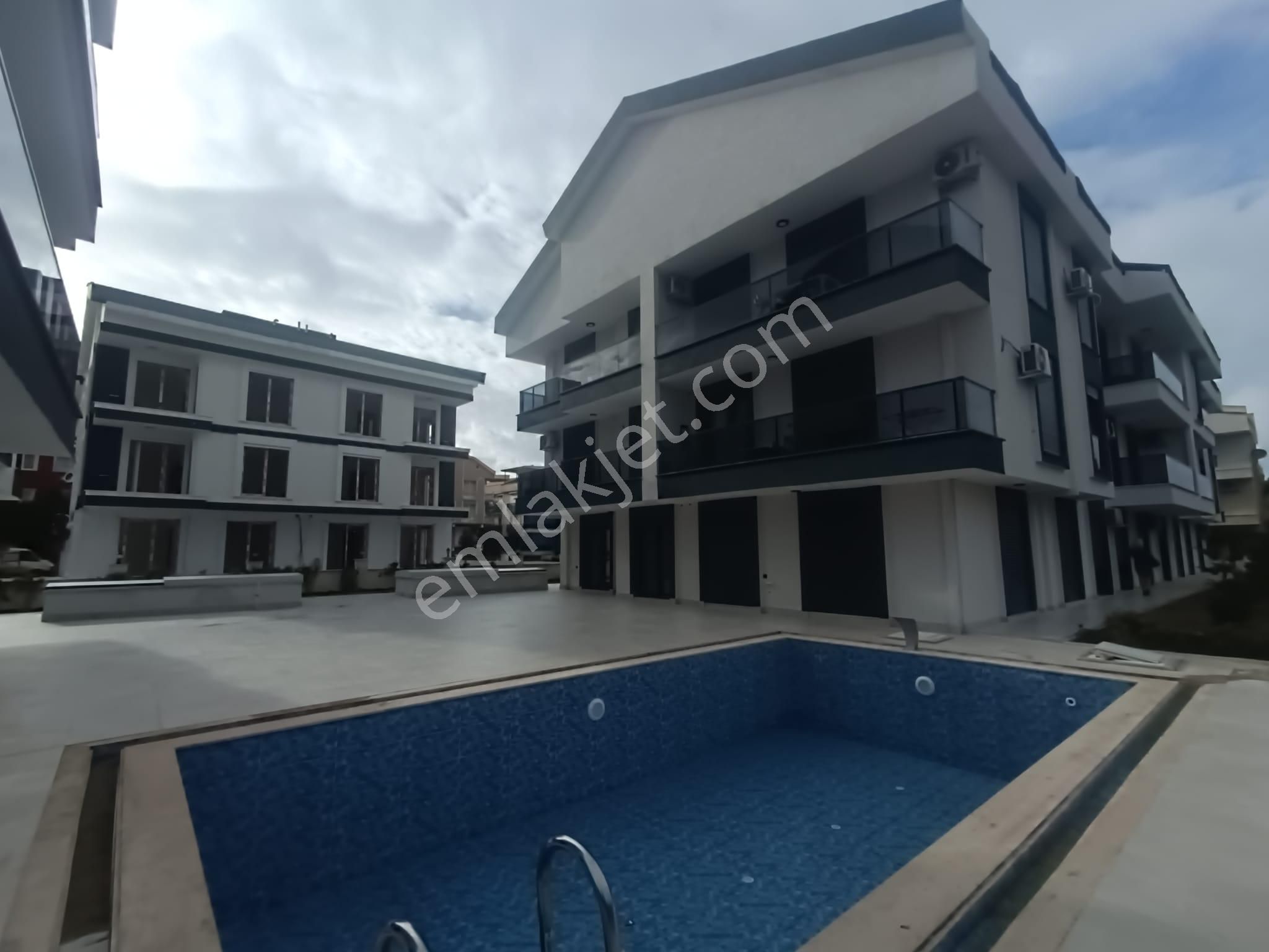 Acil Satılık Havuzlu Sitede 2+1 Daire