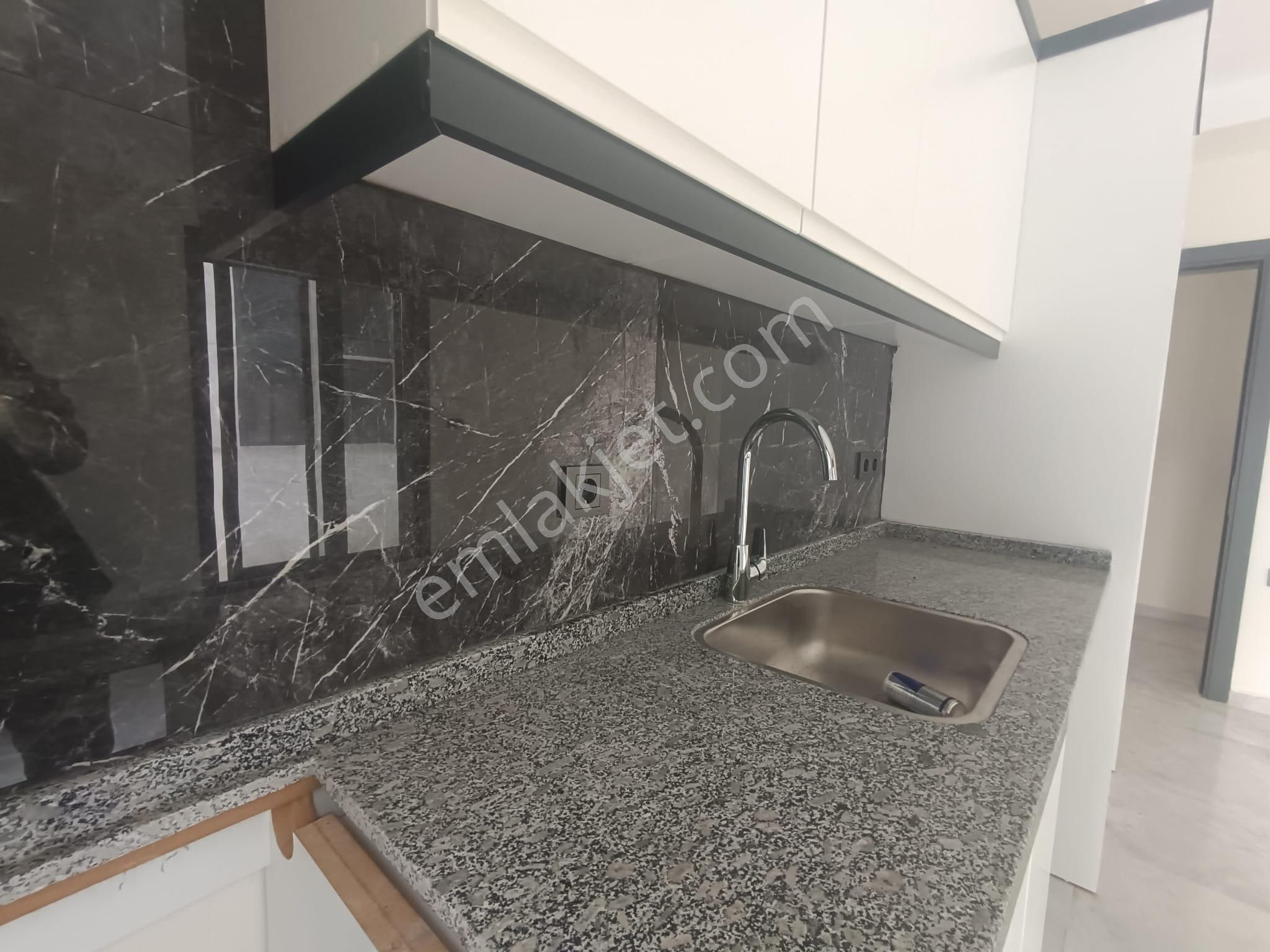 Acil Satılık Havuzlu Sitede 2+1 Daire - Görsel 6