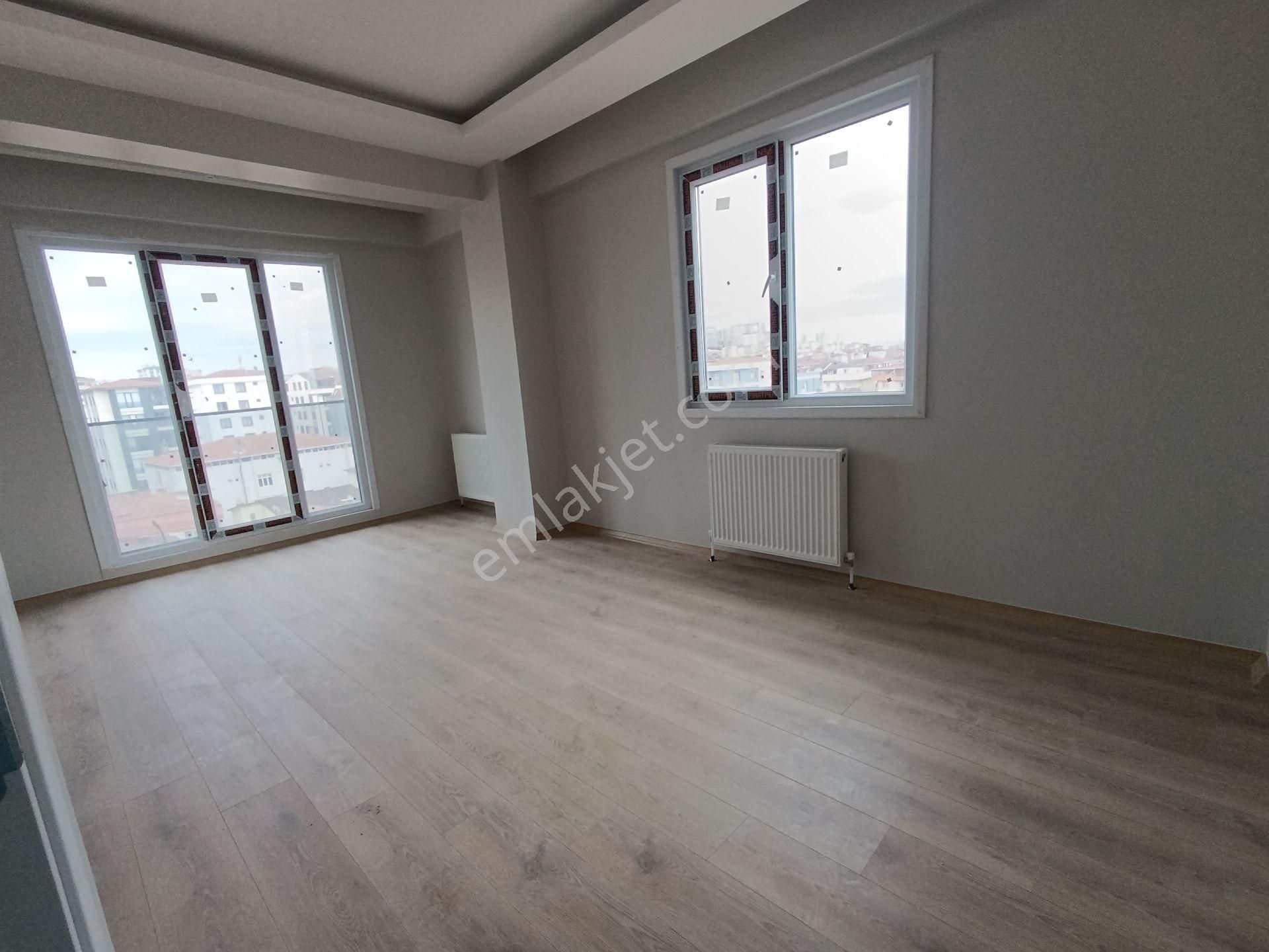 Pendik Esenyalıda Satılık 2+1 Asansör Otoparklı Ana Cadde Paralel Lüks Daire - Görsel 2