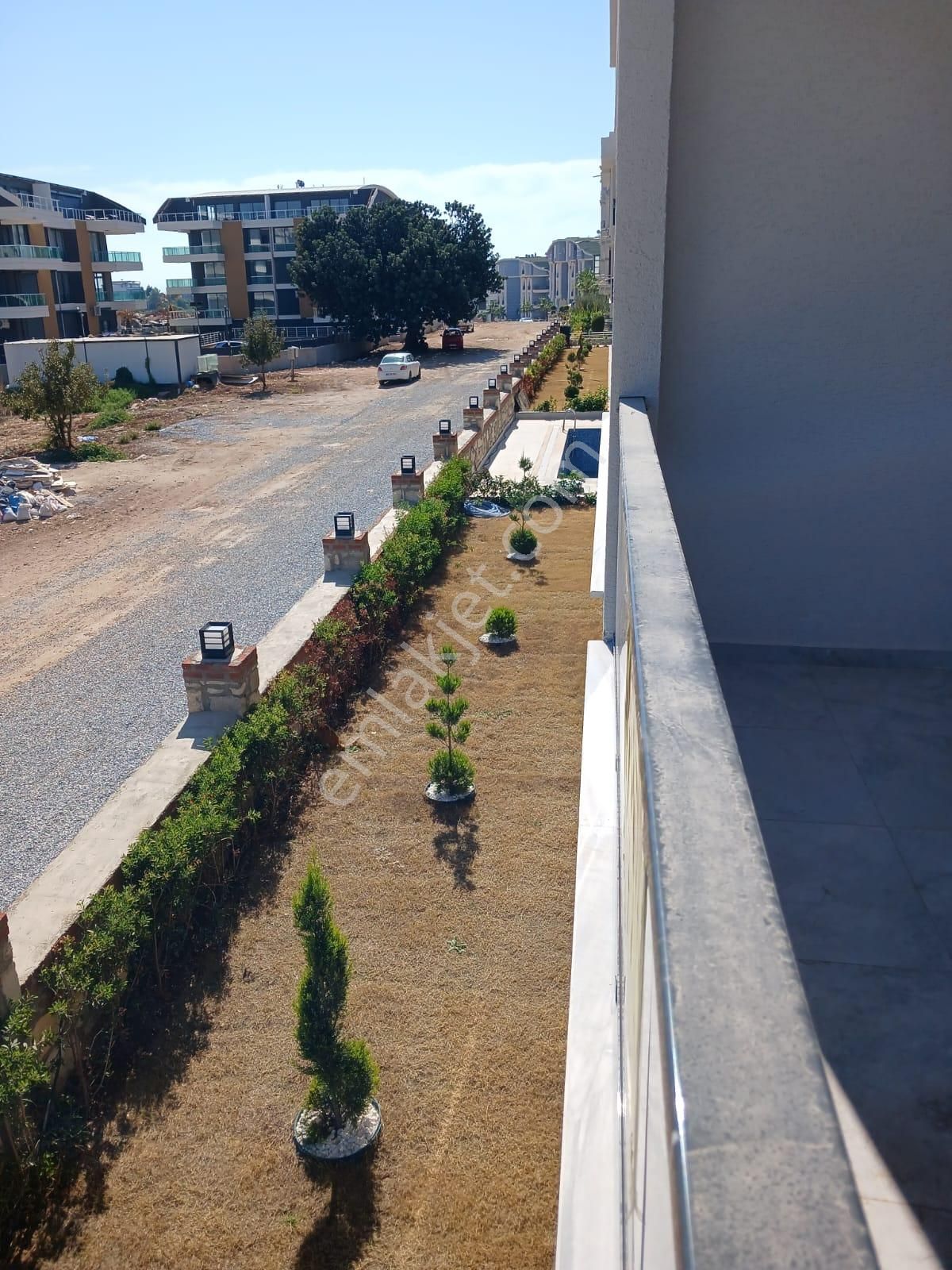 Denize 500m Mesafede Havuzlu Sitede Ara Kat 1+1 - Görsel 4