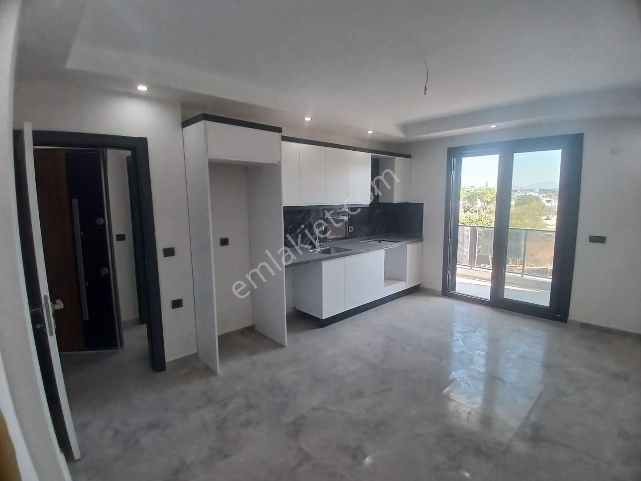 Denize 500m Mesafede Havuzlu Sitede Ara Kat 1+1