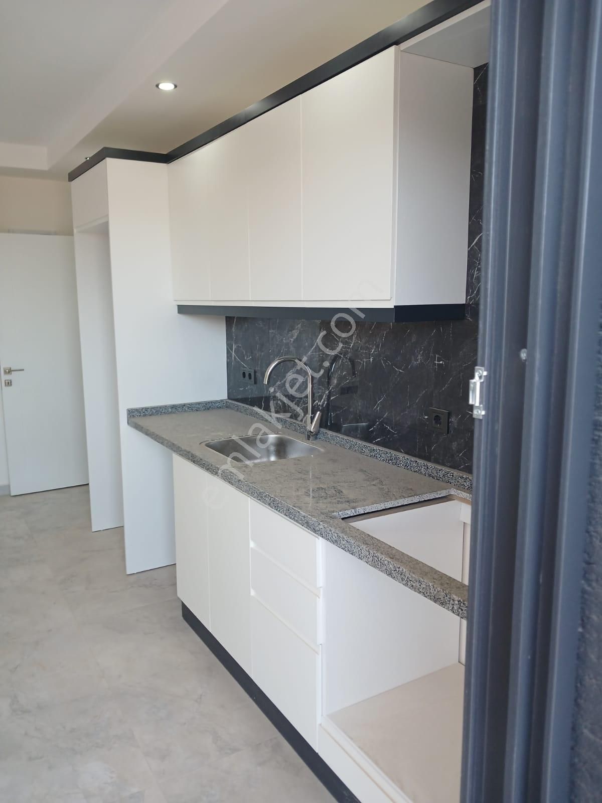 Denize 500m Mesafede Havuzlu Sitede Ara Kat 1+1 - Görsel 9