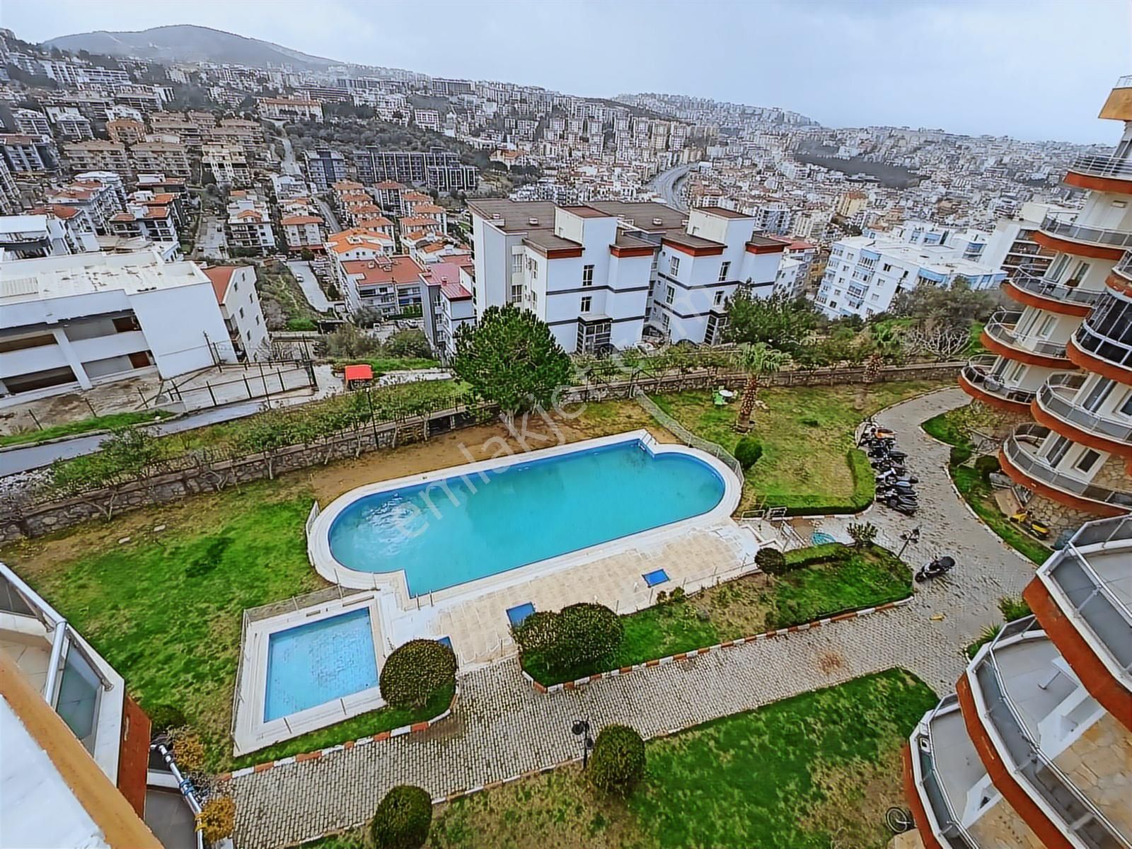 Kuşadası Ege Mahallesi Havuzlu Sitede Manzaralı Dubleks Daire