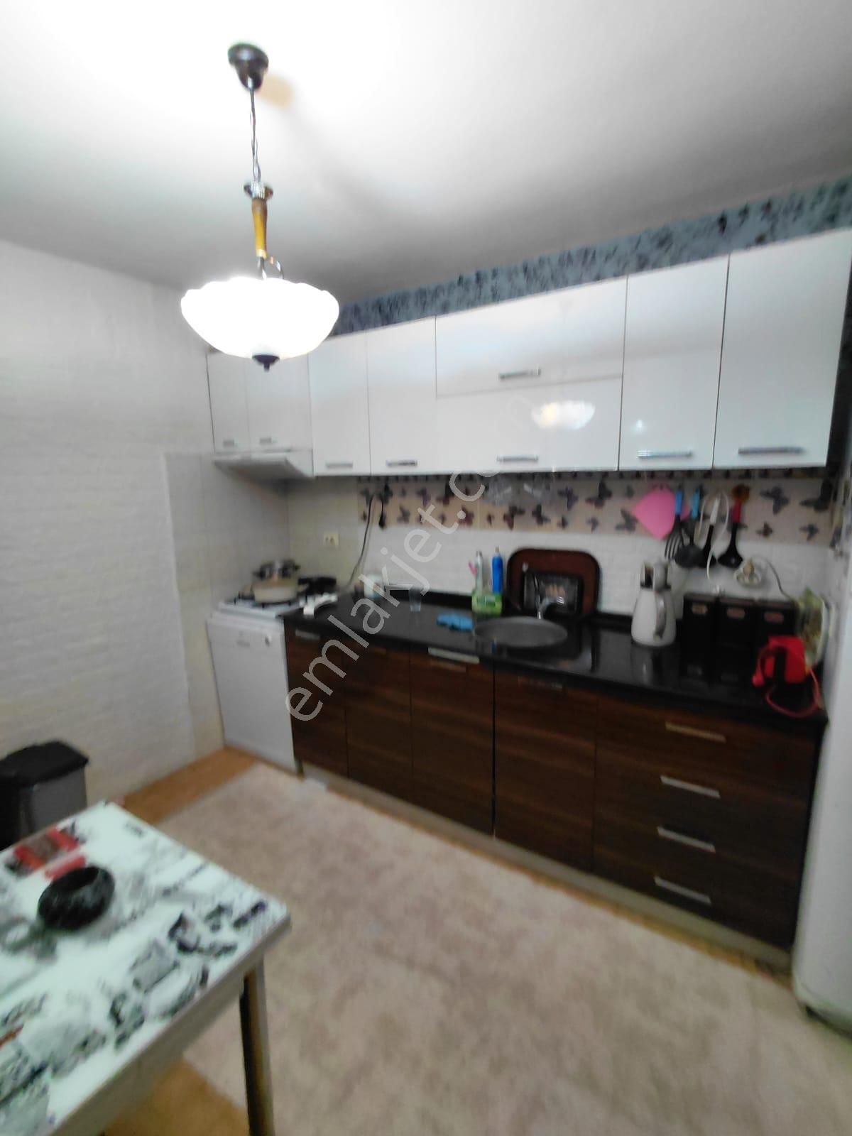 Uluönder Caddesi Yakını 3+1 Doğalgazlı 175 M2 Arakat