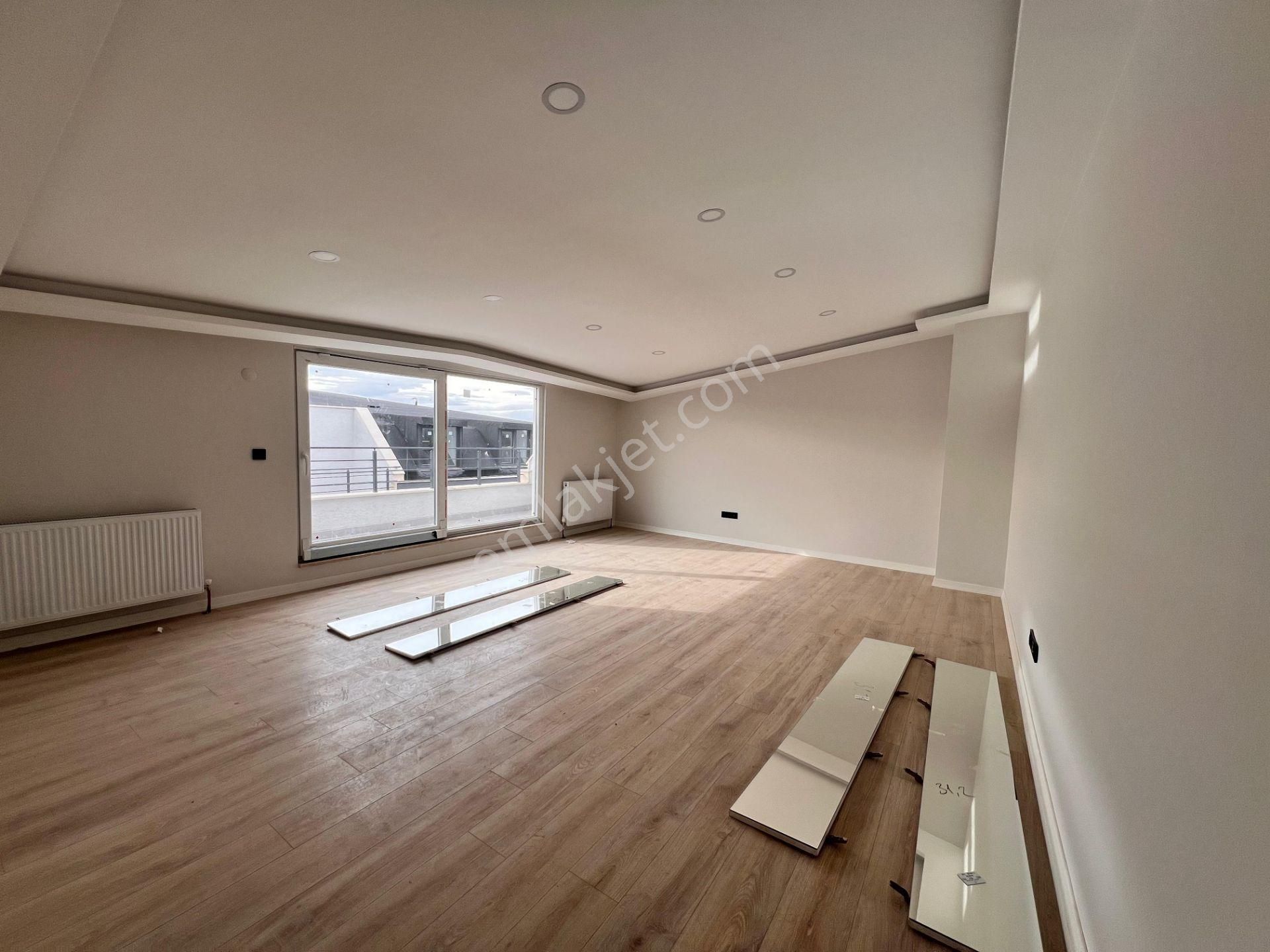 Kaçmaz'dan Altıntepe'de Cadde Üzeri Prestijli Yapı'da Geniş Teraslı 3 +1 Dubleks Daire - Görsel 3