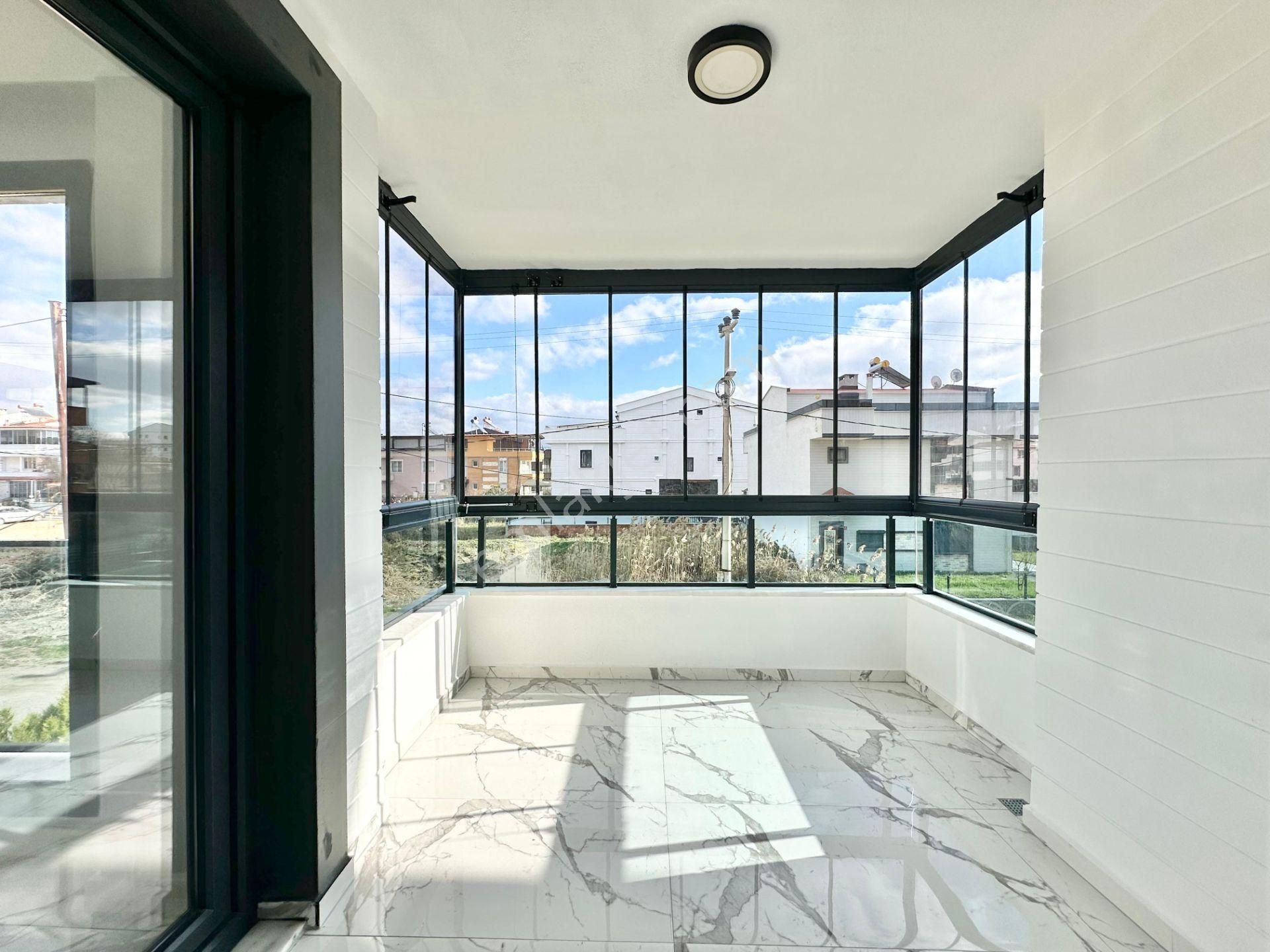 ꧁ay Emlaktan꧂akçay'da Yüksek Kredili Arakat Ön Cephe Denize Yakın Kapalı Balkonlu Satılık 1+1 Daire