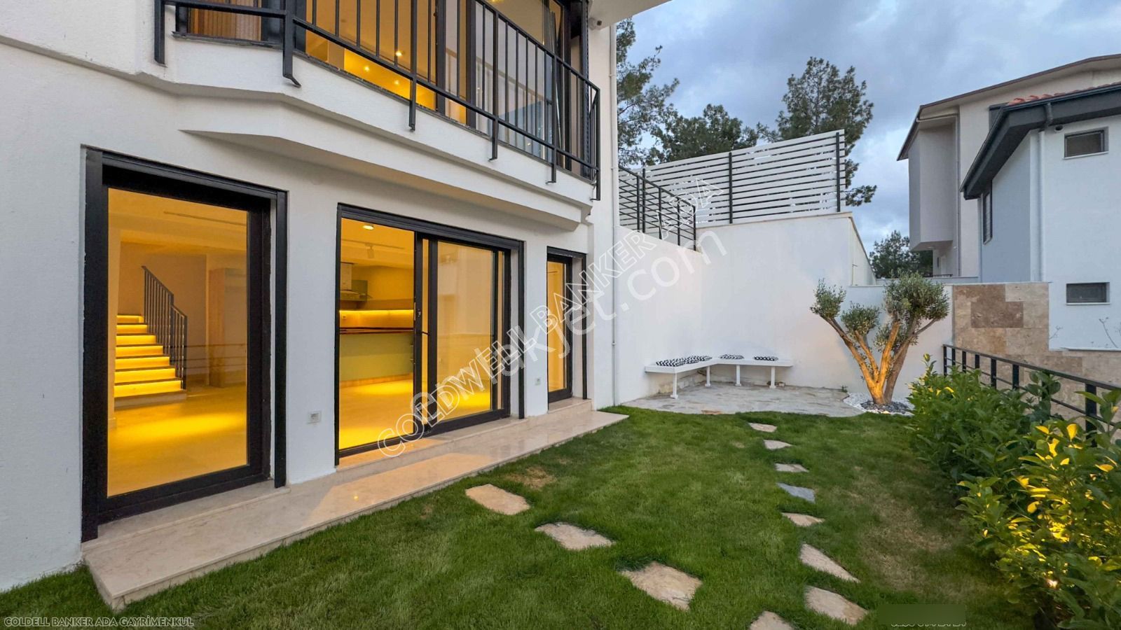 Soğucak Kuşadası’nda Satılık Deniz Manzaralı Özel Havuzlu 3+2 Tripleks Villa - Görsel 5