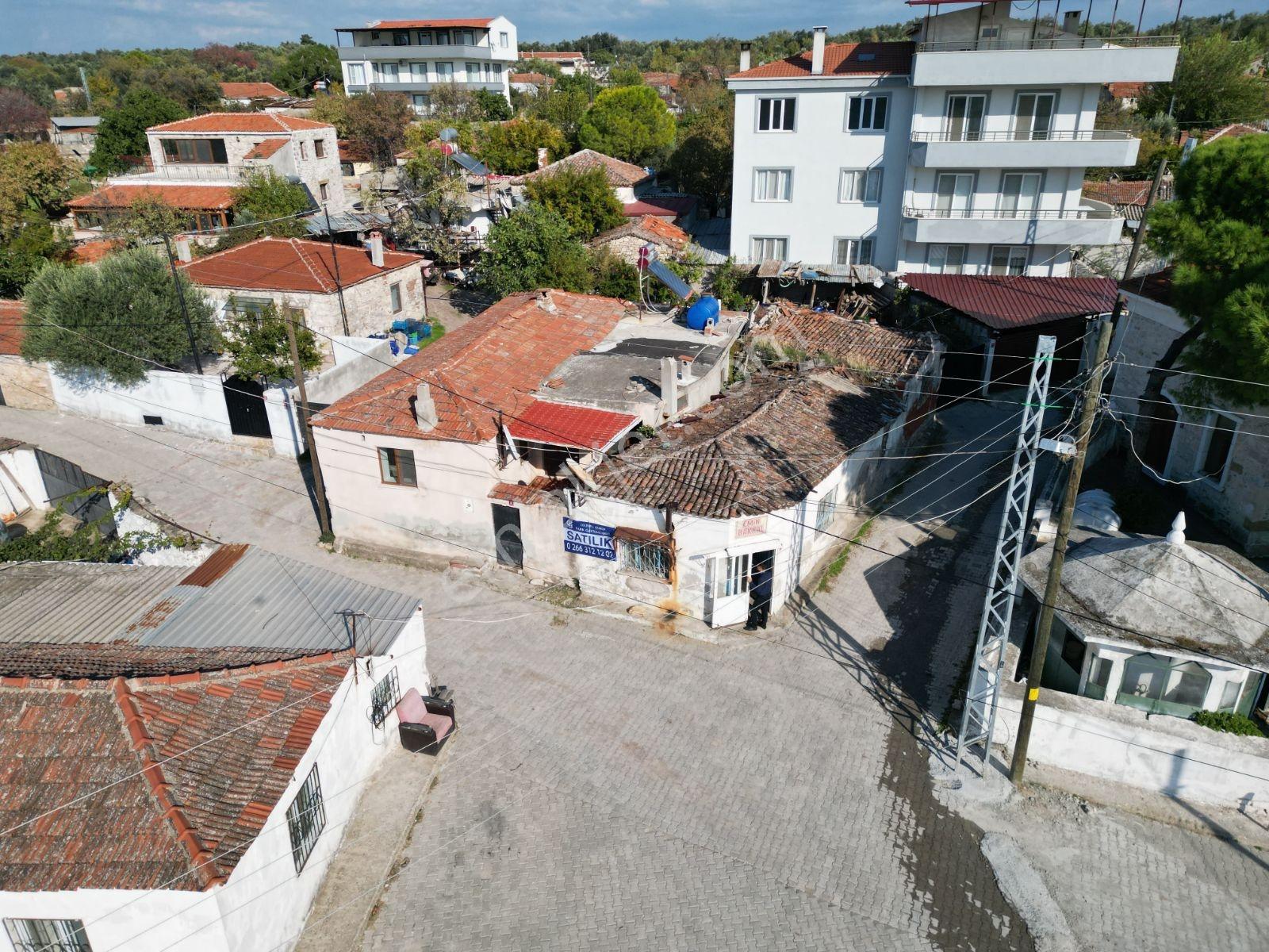 Ayvalık Mutlu Köy'de Müştemilatlı Satılık Müstakil Ev Ve Arsa