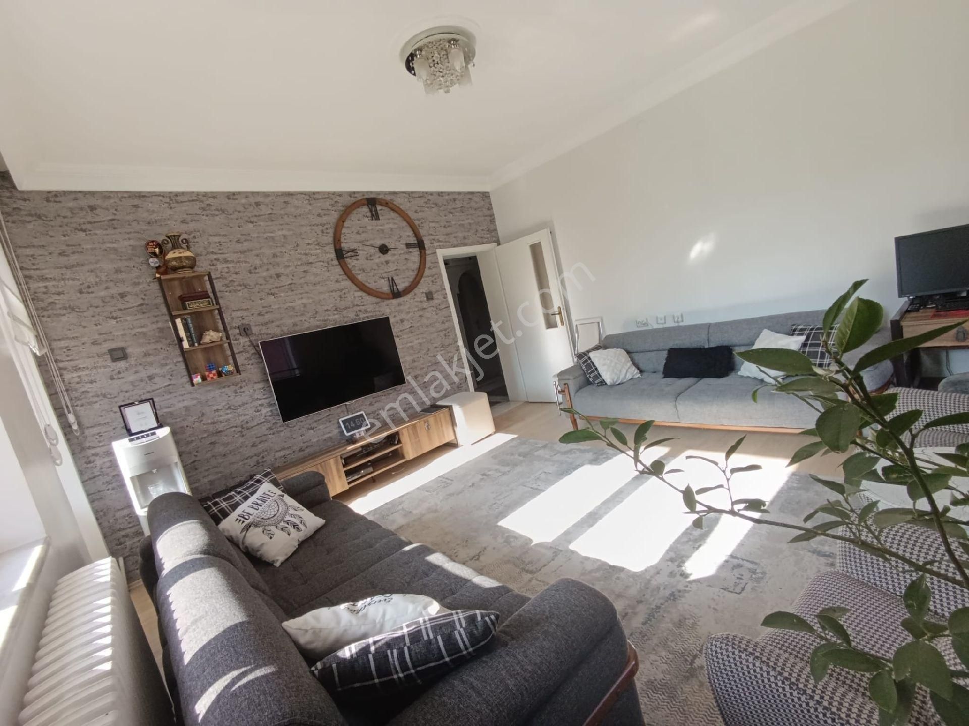 Emin Gyo'dan Hüsamettin Çelebi Mahallesinde Satılık 3+1 Arakat Daire