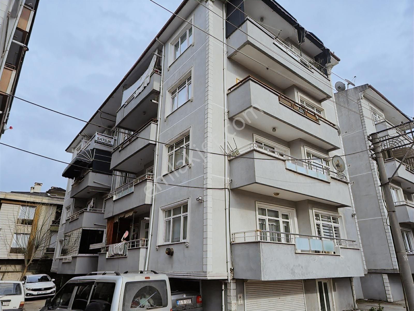 Realty World Adapazarı Akıncılar 120m2 3 Balkonlu Depolu Boş 3+1