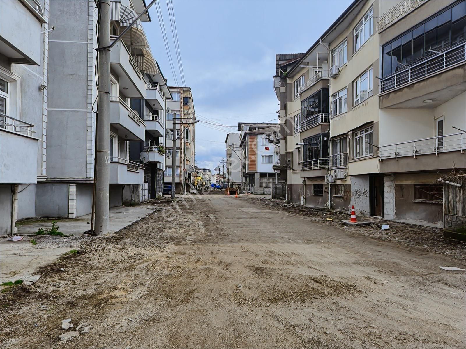 Realty World Adapazarı Akıncılar 120m2 3 Balkonlu Depolu Boş 3+1 - Görsel 2